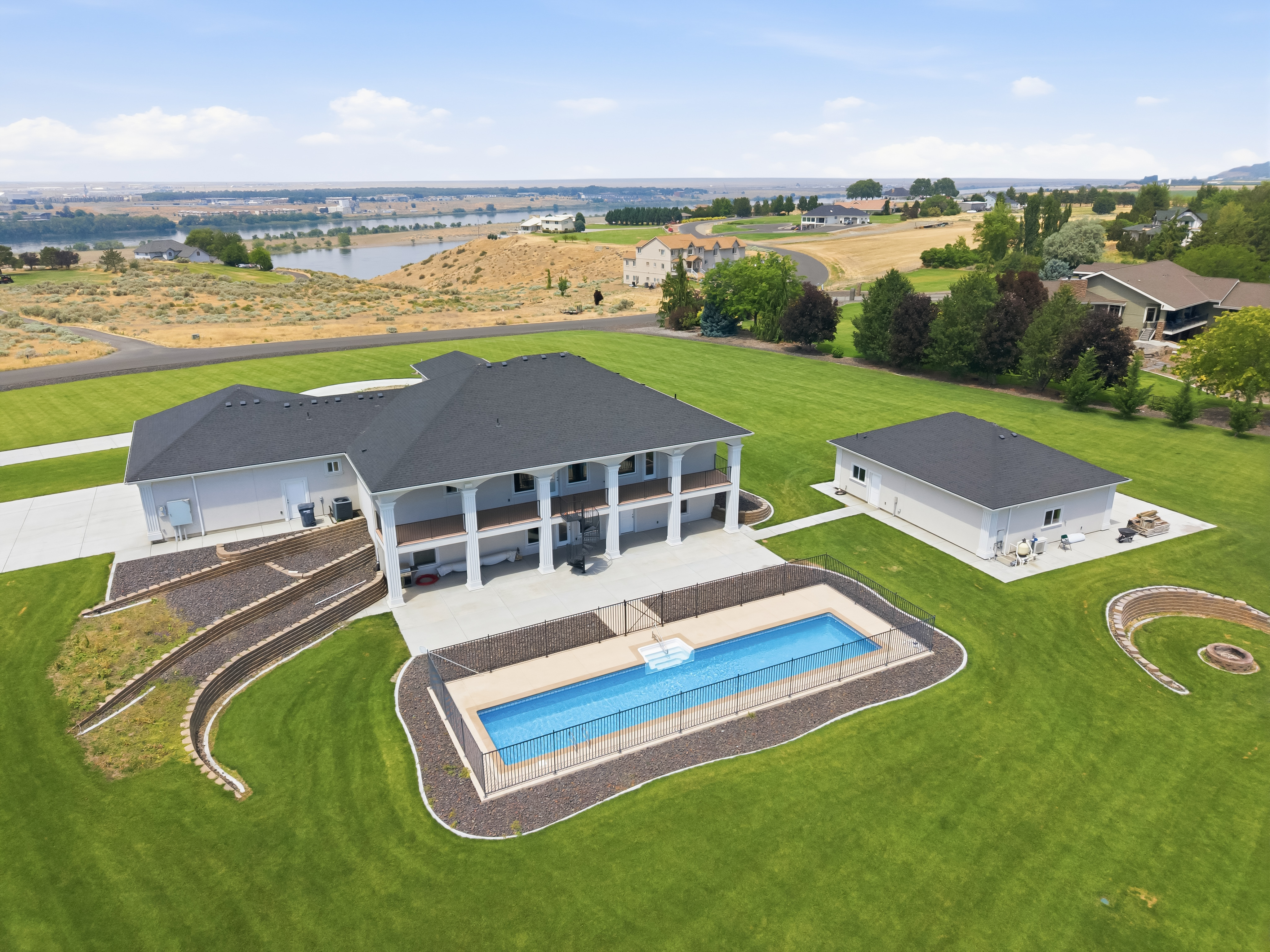  Country Estate with Shop & Pool - 物件實景