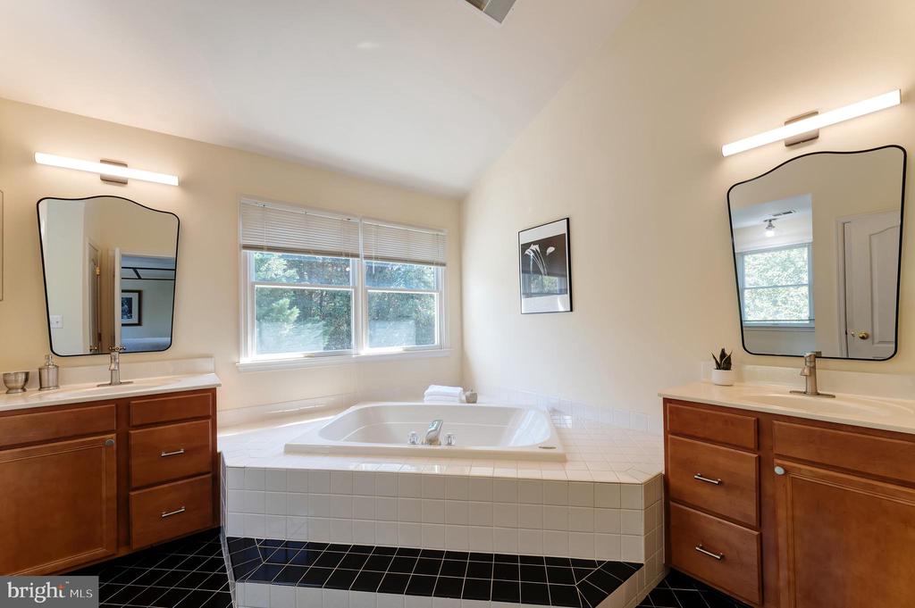 Herndon, Virginia, 20171, United States, 4 Bedrooms Bedrooms, ,5 BathroomsBathrooms,Residential,For Sale,1974486