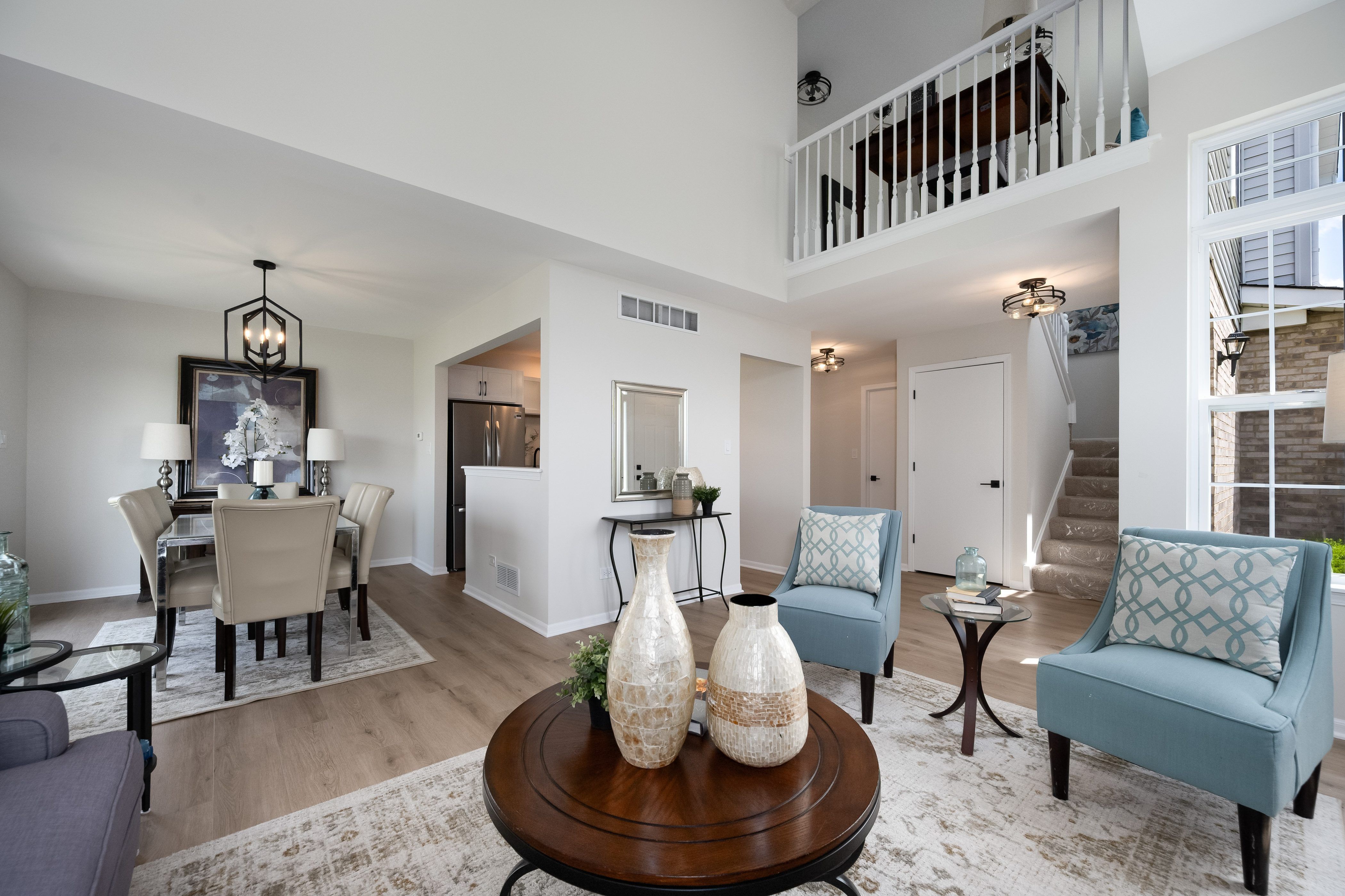 Two Story Townhome With Modern Finishes - 物件實景