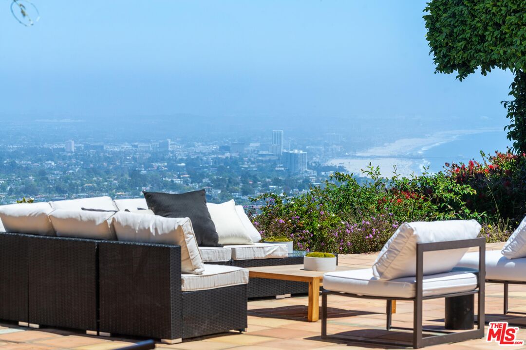 Pacific Palisades, California, 90272, United States, 4 Bedrooms Bedrooms, ,2 BathroomsBathrooms,Residential,For Sale,1770890