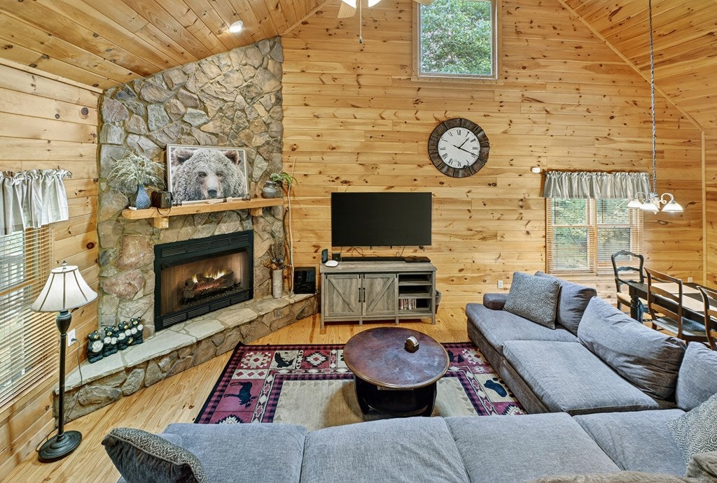 Ellijay, Georgia, 30540, United States, 3 Bedrooms Bedrooms, ,3 BathroomsBathrooms,Residential,For Sale,1916949