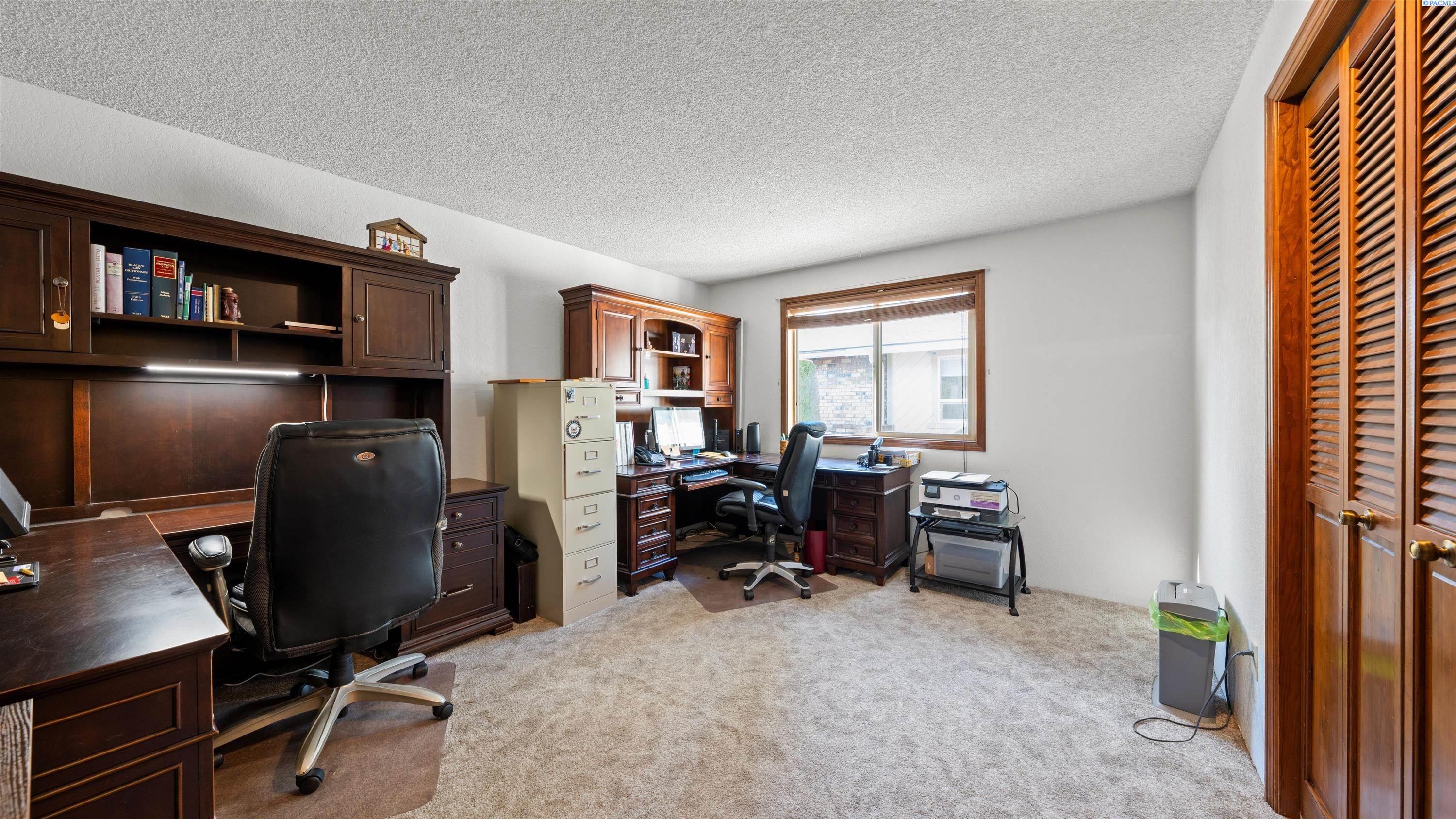 Richland, Washington, 99352, United States, 5 Bedrooms Bedrooms, ,1 BathroomBathrooms,Residential,For Sale,1991452