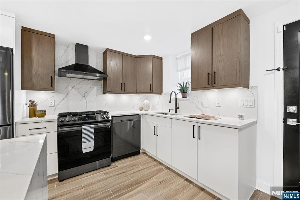 Jersey City, New Jersey, 07307, United States, 3 Bedrooms Bedrooms, ,3 BathroomsBathrooms,Residential,For Sale,1966412