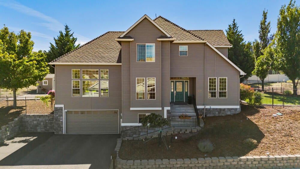 Klamath Falls, Oregon, 97601, United States, 3 Bedrooms Bedrooms, ,3 BathroomsBathrooms,Residential,For Sale,1848515