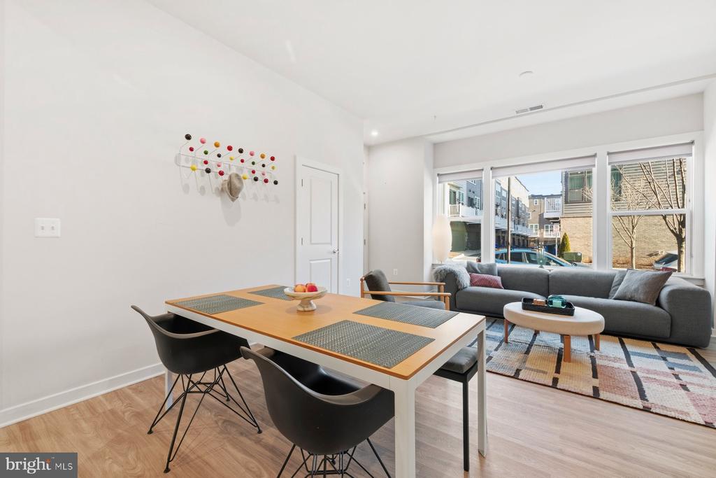 Rockville, Maryland, 20855, United States, 2 Bedrooms Bedrooms, ,3 BathroomsBathrooms,Residential,For Sale,2010770