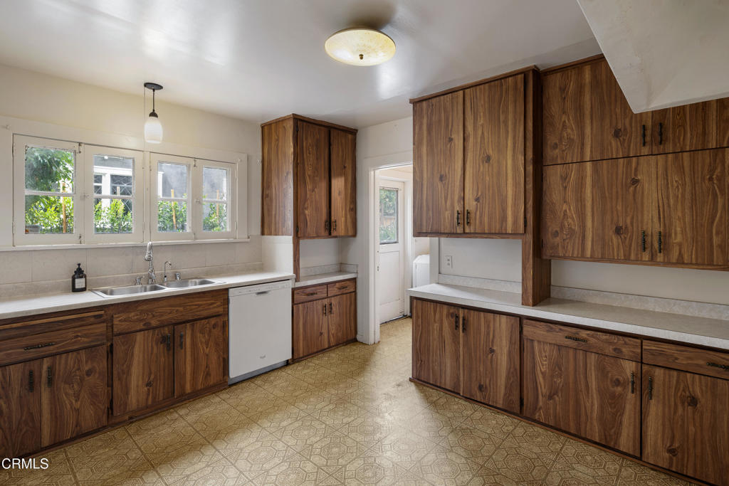 Pasadena, California, 91103, United States, 6 Bedrooms Bedrooms, ,3 BathroomsBathrooms,Residential,For Sale,1950732