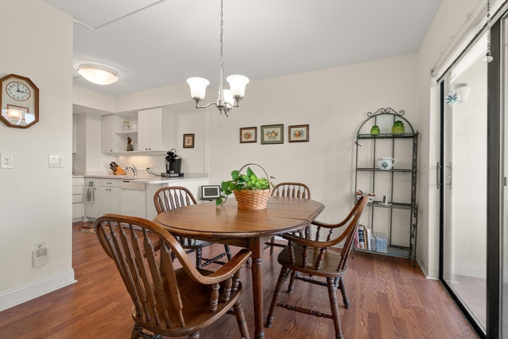 Newton, Massachusetts, 02467, United States, 2 Bedrooms Bedrooms, ,2 BathroomsBathrooms,Residential,For Sale,1987571