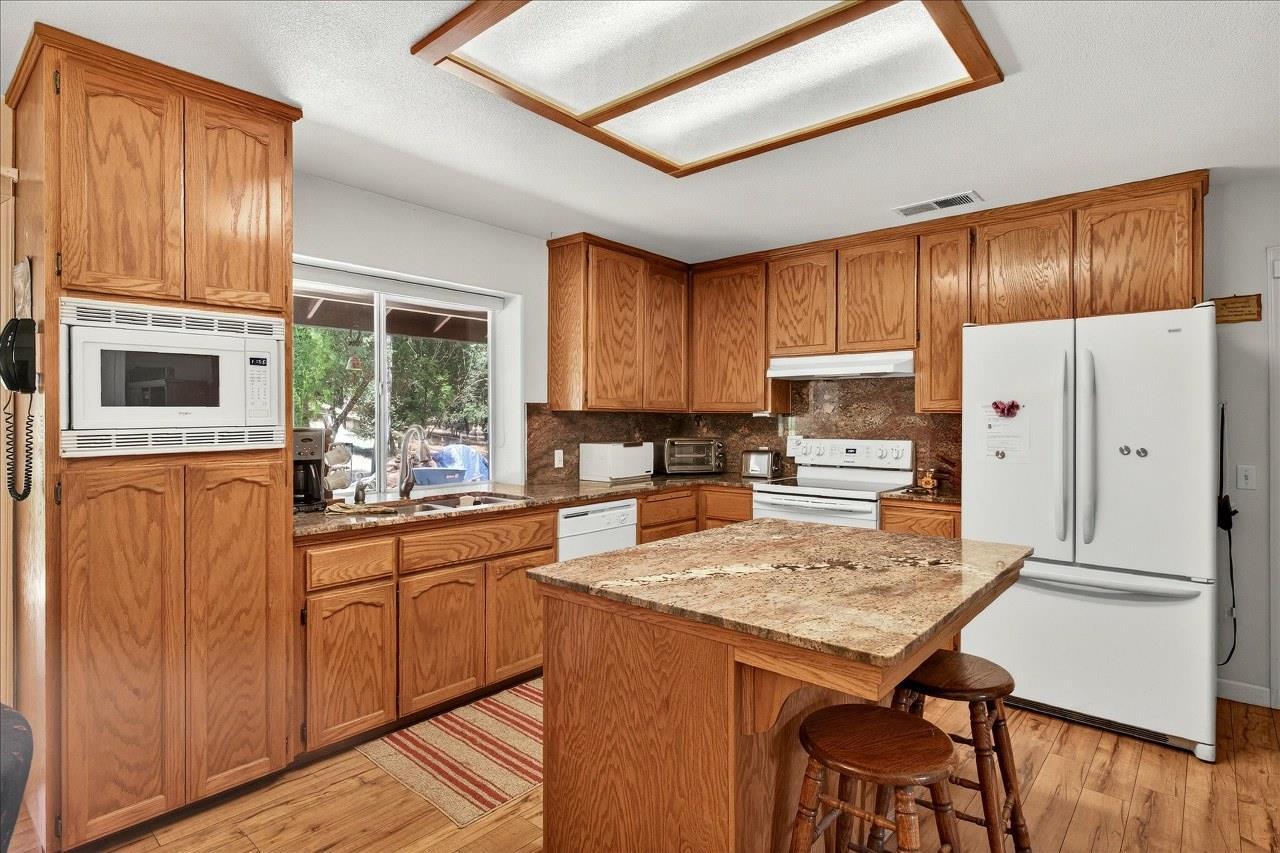 Oakhurst, California, 93644, United States, 4 Bedrooms Bedrooms, ,2 BathroomsBathrooms,Residential,For Sale,1922823