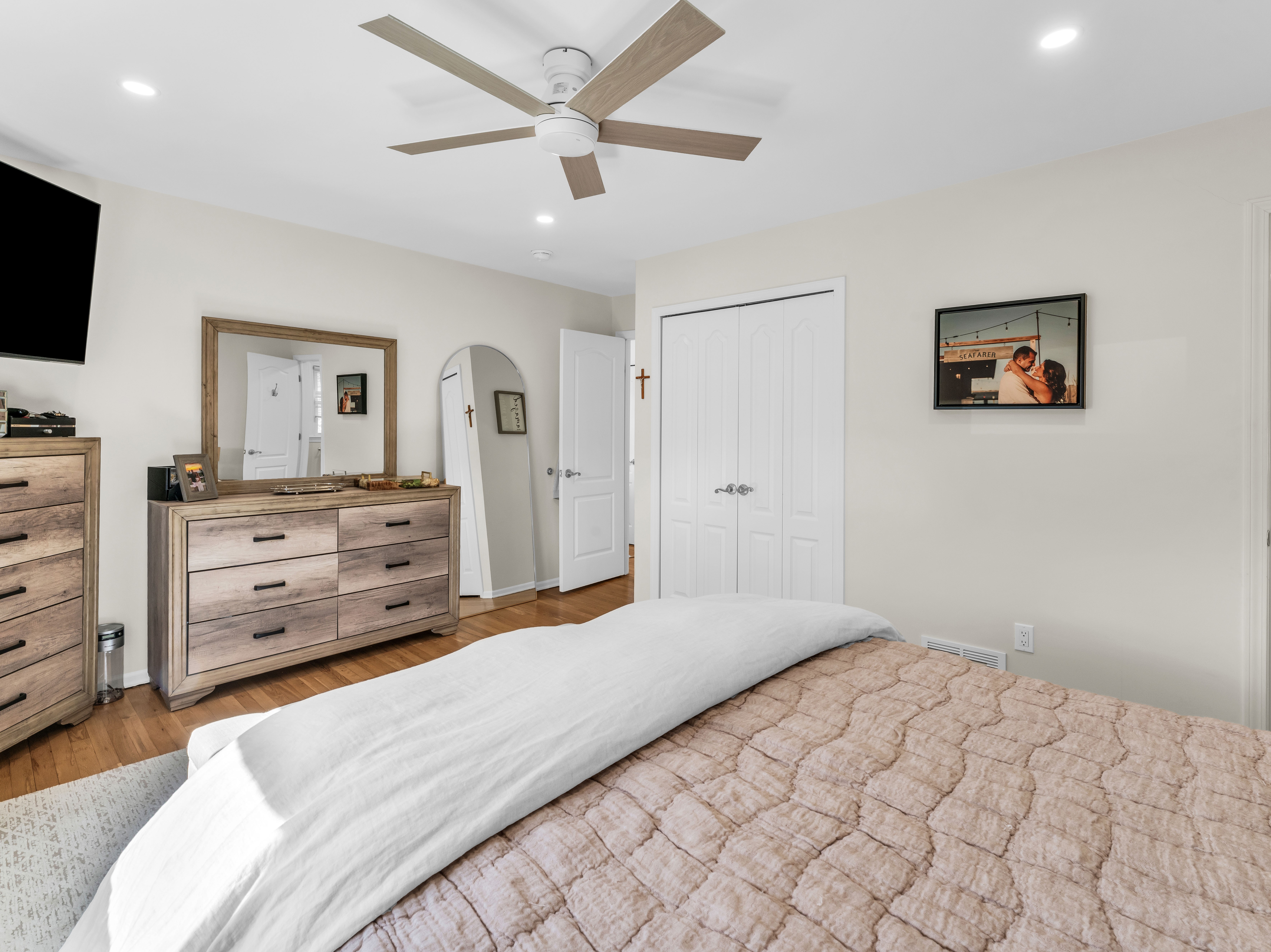  Welcome to this meticulously maintained charming 3-bedroom, 2-bathroom ranch, - 物件實景