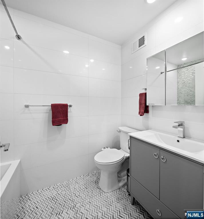 Jersey City, New Jersey, 07307, United States, 3 Bedrooms Bedrooms, ,2 BathroomsBathrooms,Residential,For Sale,1867337