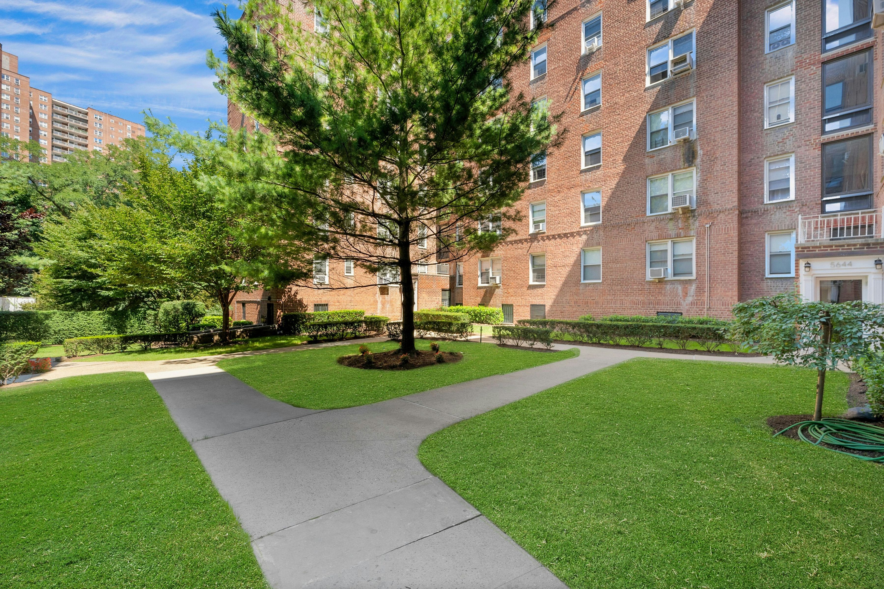  5650 Netherland Avenue - 物件實景