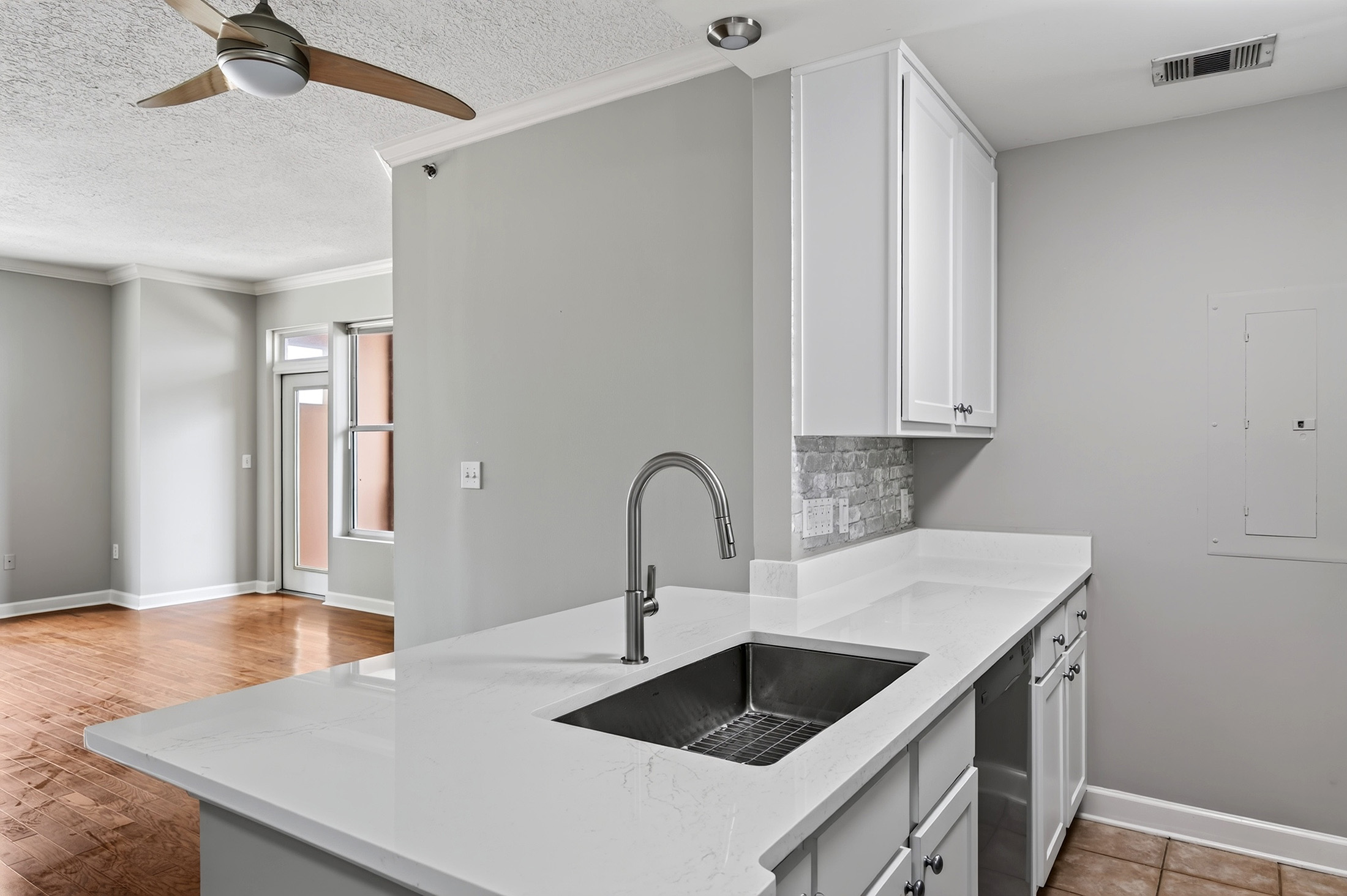 Beautifully Renovated Condo in Unbeatable Midtown Location - 物件實景