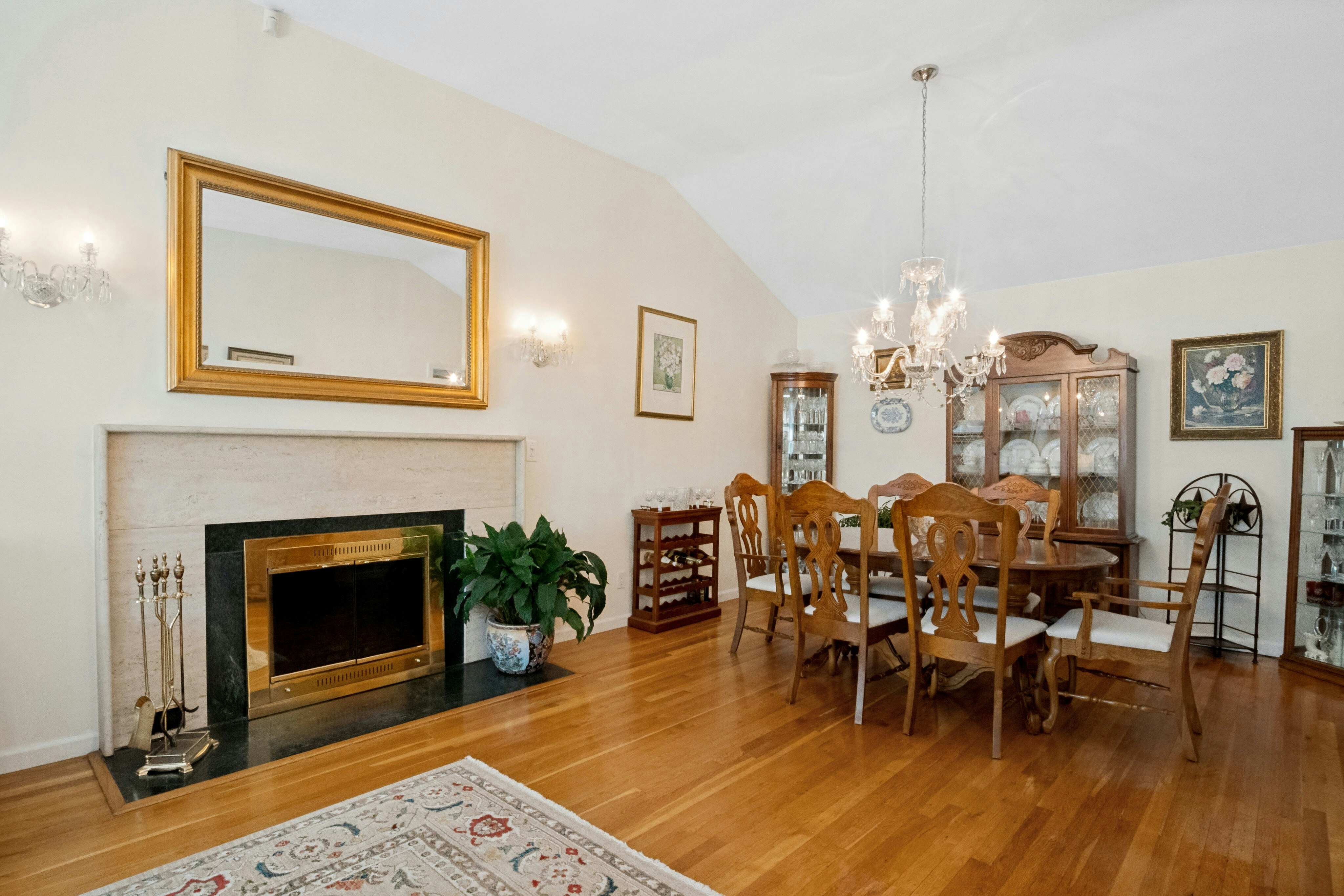  Charming three-bedroom, two bath ranch feels like home the moment you walk in - 物件實景