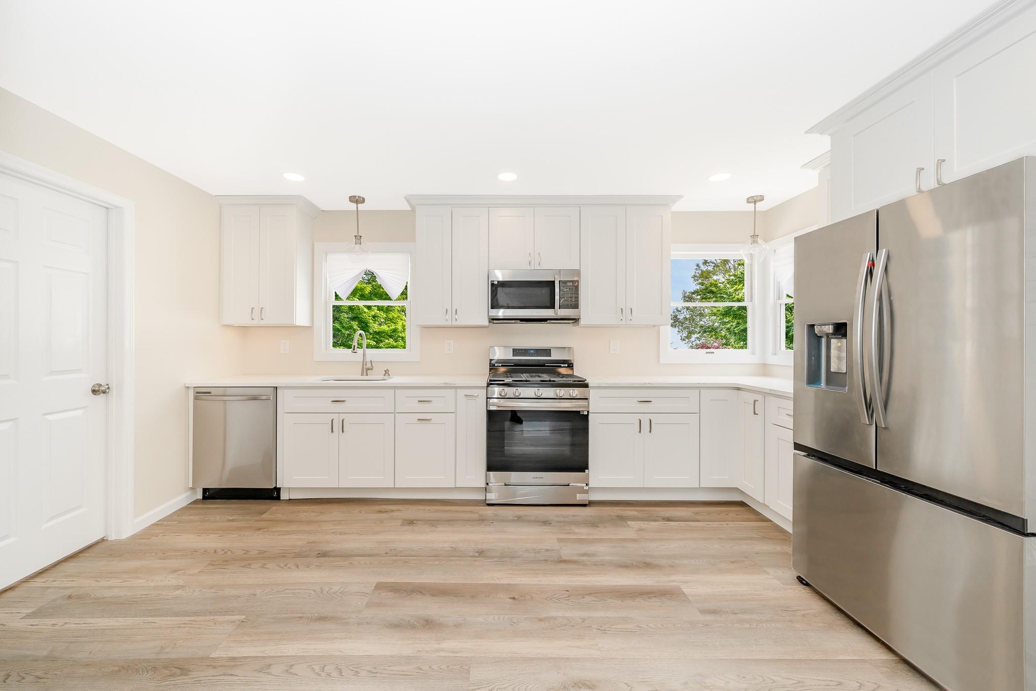Lindenhurst, New York, 11757, United States, 4 Bedrooms Bedrooms, ,2 BathroomsBathrooms,Residential,For Sale,1899755