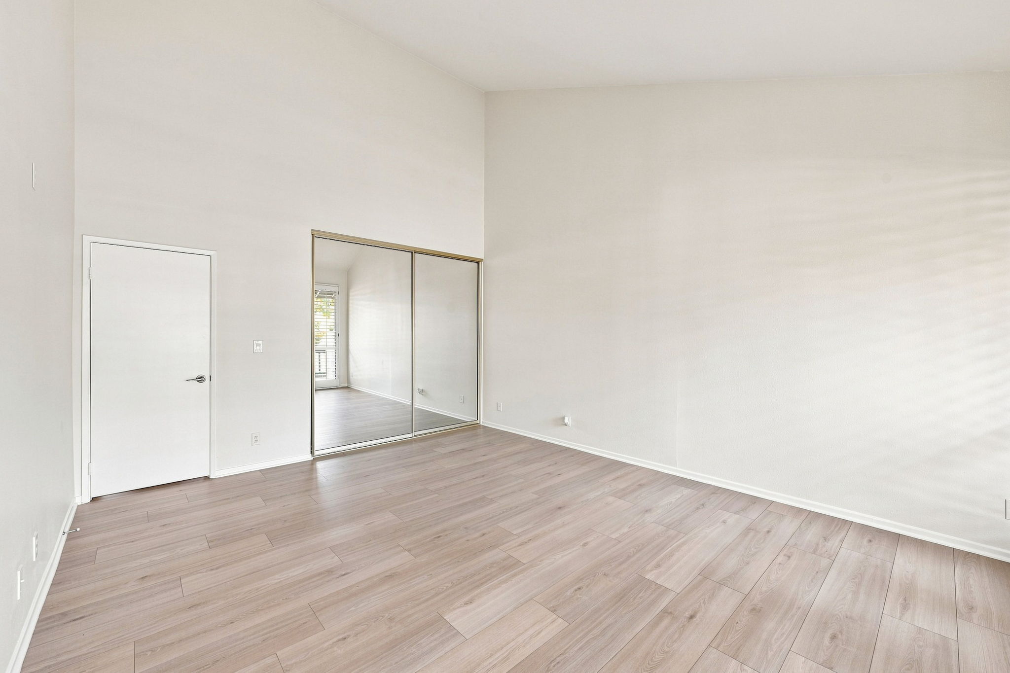  21801 Burbank Boulevard, 83 - 物件實景