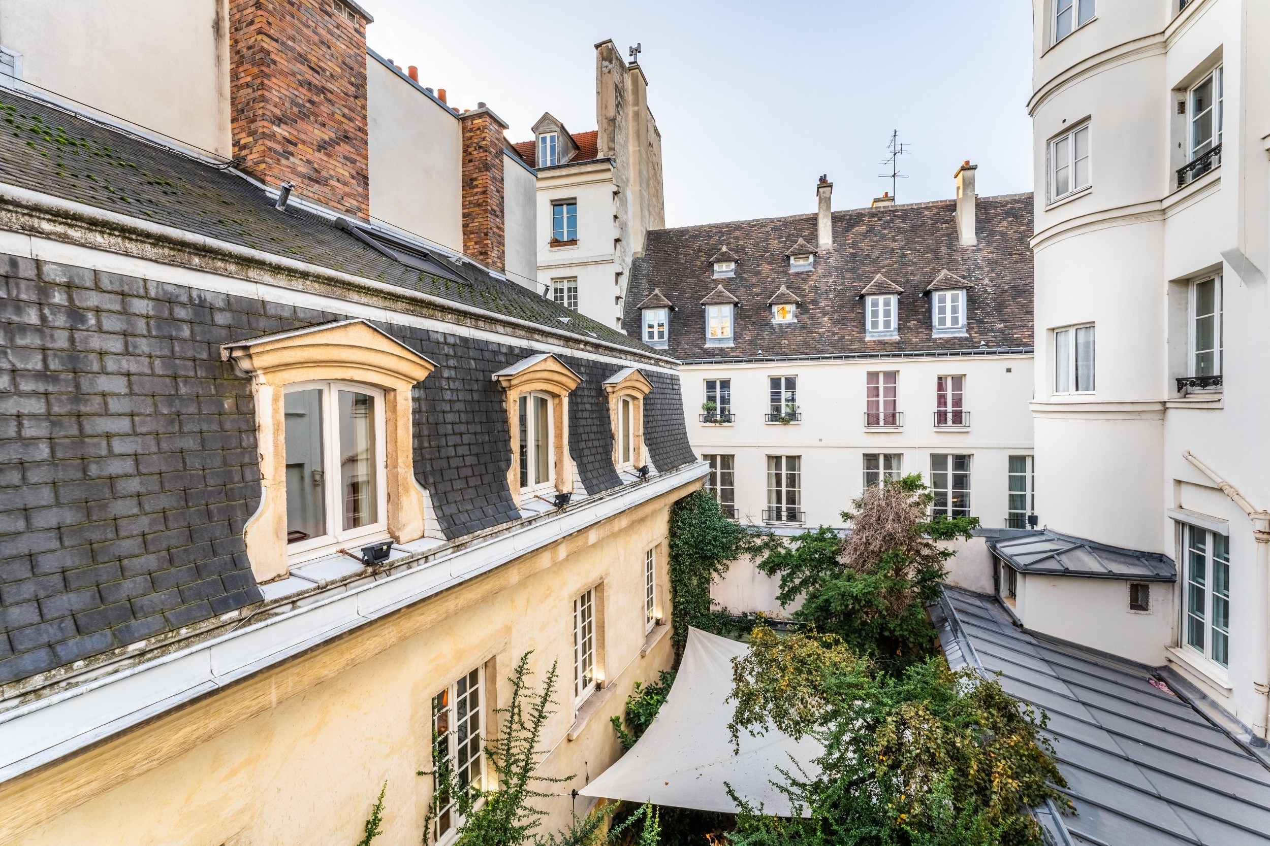  Paris 4th - Place des Vosges. Bourgeois house with tree-lined courtyard and swi… - 物件實景