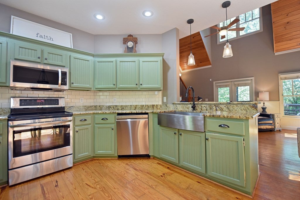 Hiawassee, Georgia, 30546, United States, 3 Bedrooms Bedrooms, ,4 BathroomsBathrooms,Residential,For Sale,1877027
