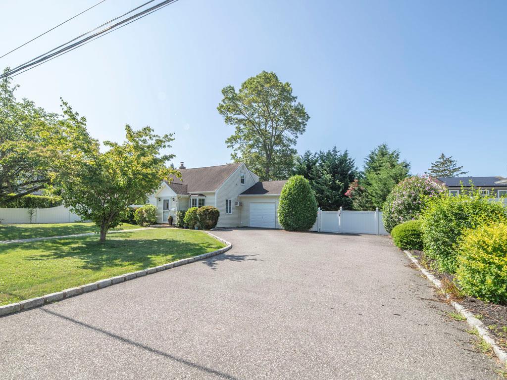 West Islip, New York, 11795, United States, 3 Bedrooms Bedrooms, ,2 BathroomsBathrooms,Residential,For Sale,1923514