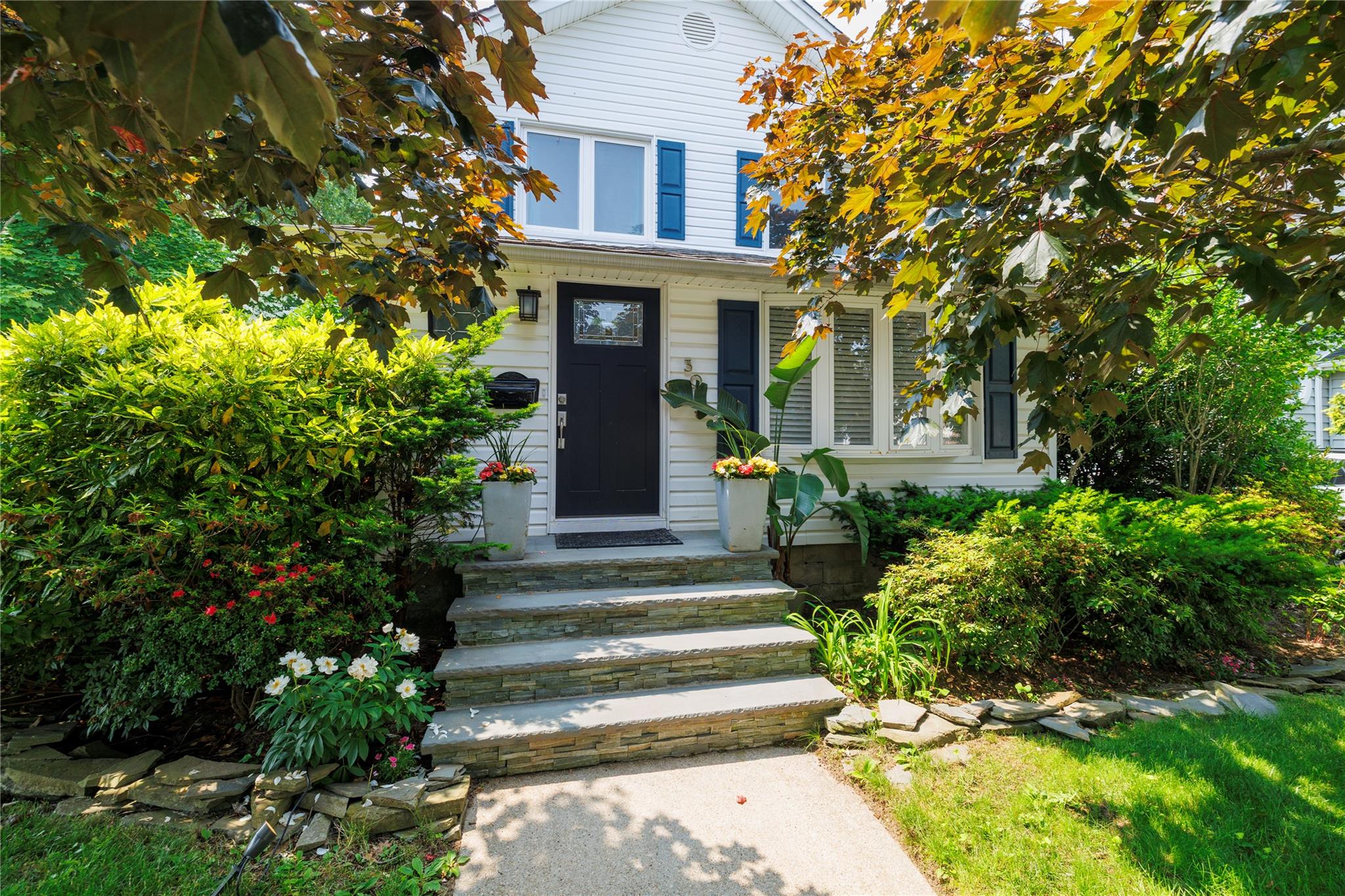 Malverne, New York, 11565, United States, 3 Bedrooms Bedrooms, ,2 BathroomsBathrooms,Residential,For Sale,1874917