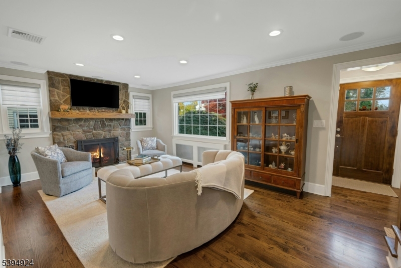 Verona Twp., New Jersey, 07044, United States, 4 Bedrooms Bedrooms, ,3 BathroomsBathrooms,Residential,For Sale,1992064