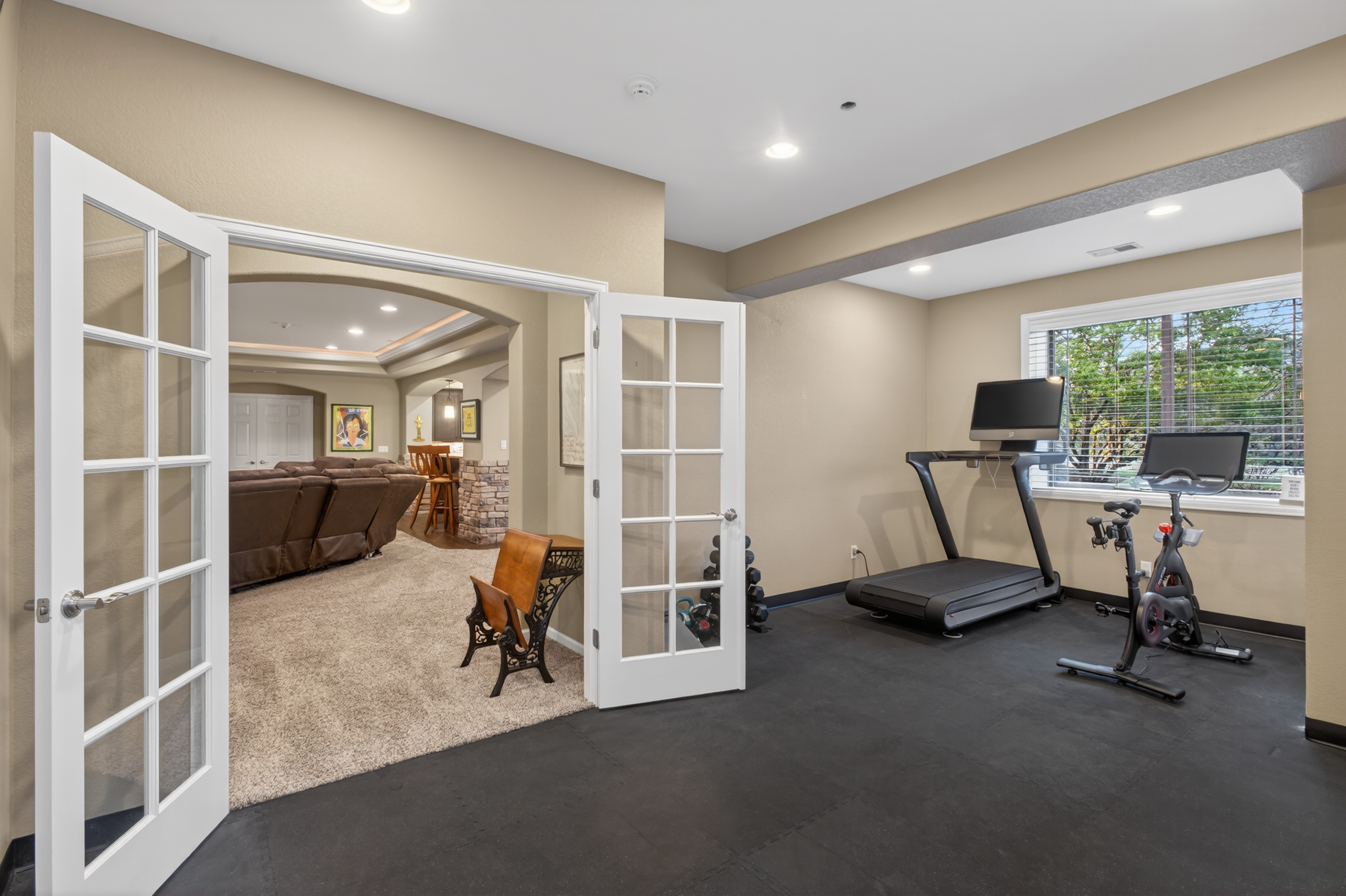  Cul-de-Sac Gem in Gated CPV: Gourmet Kitchen & Main-Level Primary Suite - 物件實景
