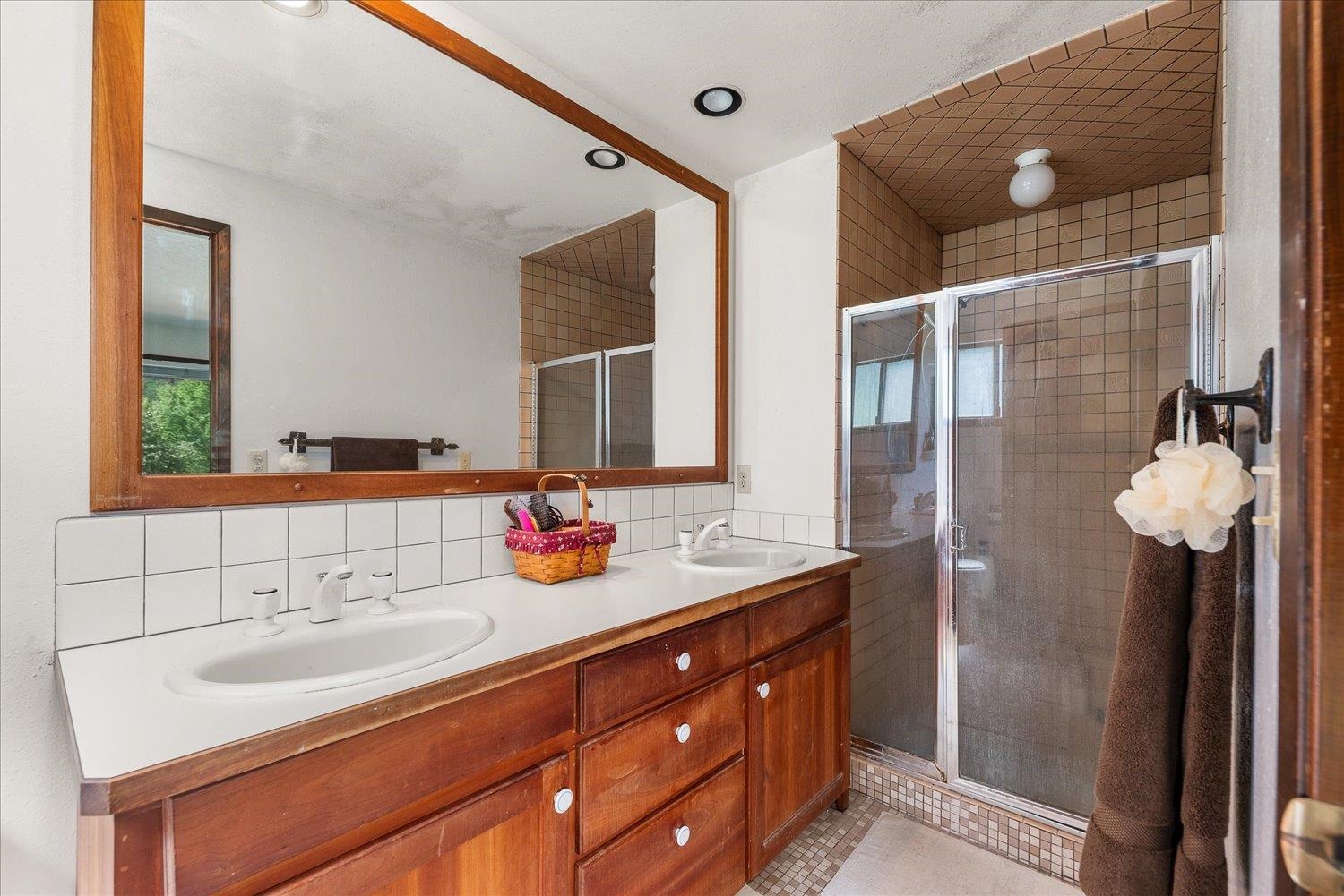 Colville, Washington, 99114, United States, 5 Bedrooms Bedrooms, ,3 BathroomsBathrooms,Residential,For Sale,2049319
