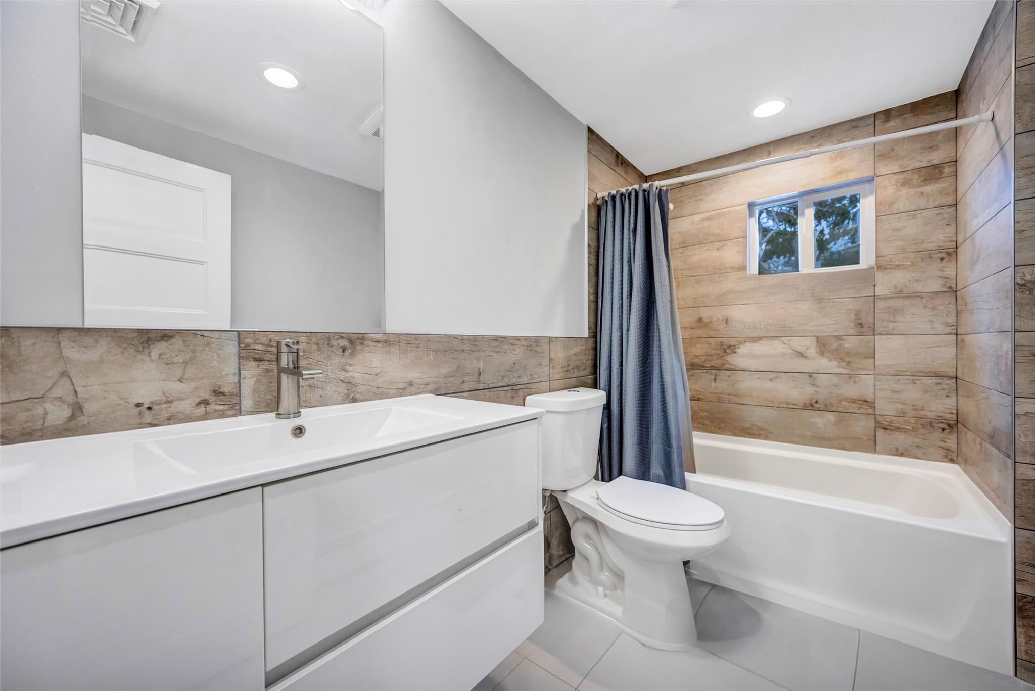 Lindenhurst, New York, 11757, United States, 5 Bedrooms Bedrooms, ,3 BathroomsBathrooms,Residential,For Sale,1707777
