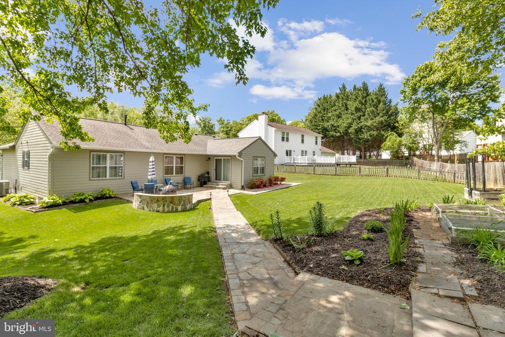 Burke, Virginia, 22015, United States, 3 Bedrooms Bedrooms, ,3 BathroomsBathrooms,Residential,For Sale,2049258