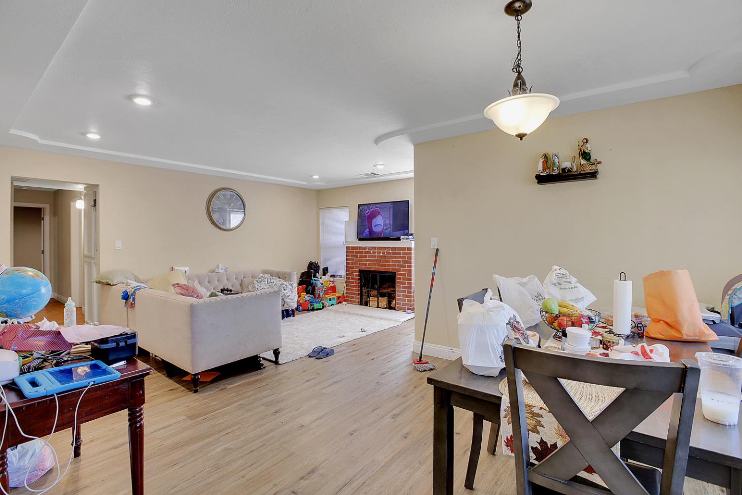 Sacramento, California, 95820, United States, 3 Bedrooms Bedrooms, ,2 BathroomsBathrooms,Residential,For Sale,1993512