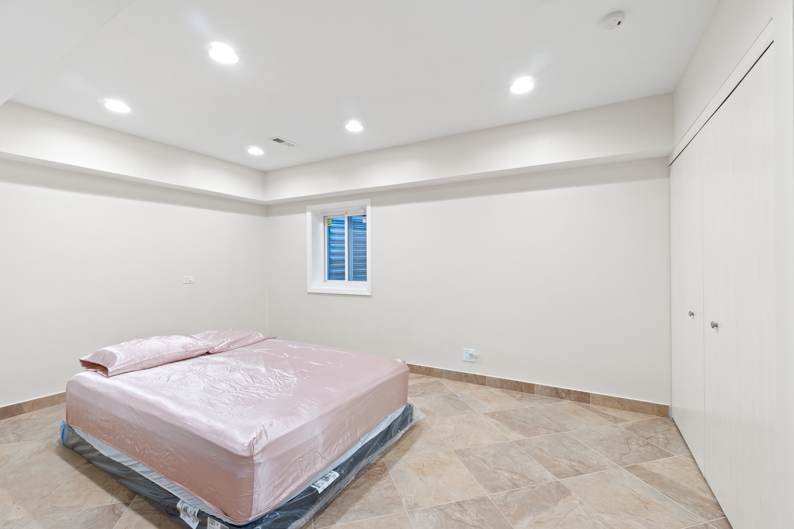 Glenview, Illinois, 60026, United States, 4 Bedrooms Bedrooms, ,4 BathroomsBathrooms,Residential,For Sale,1896408