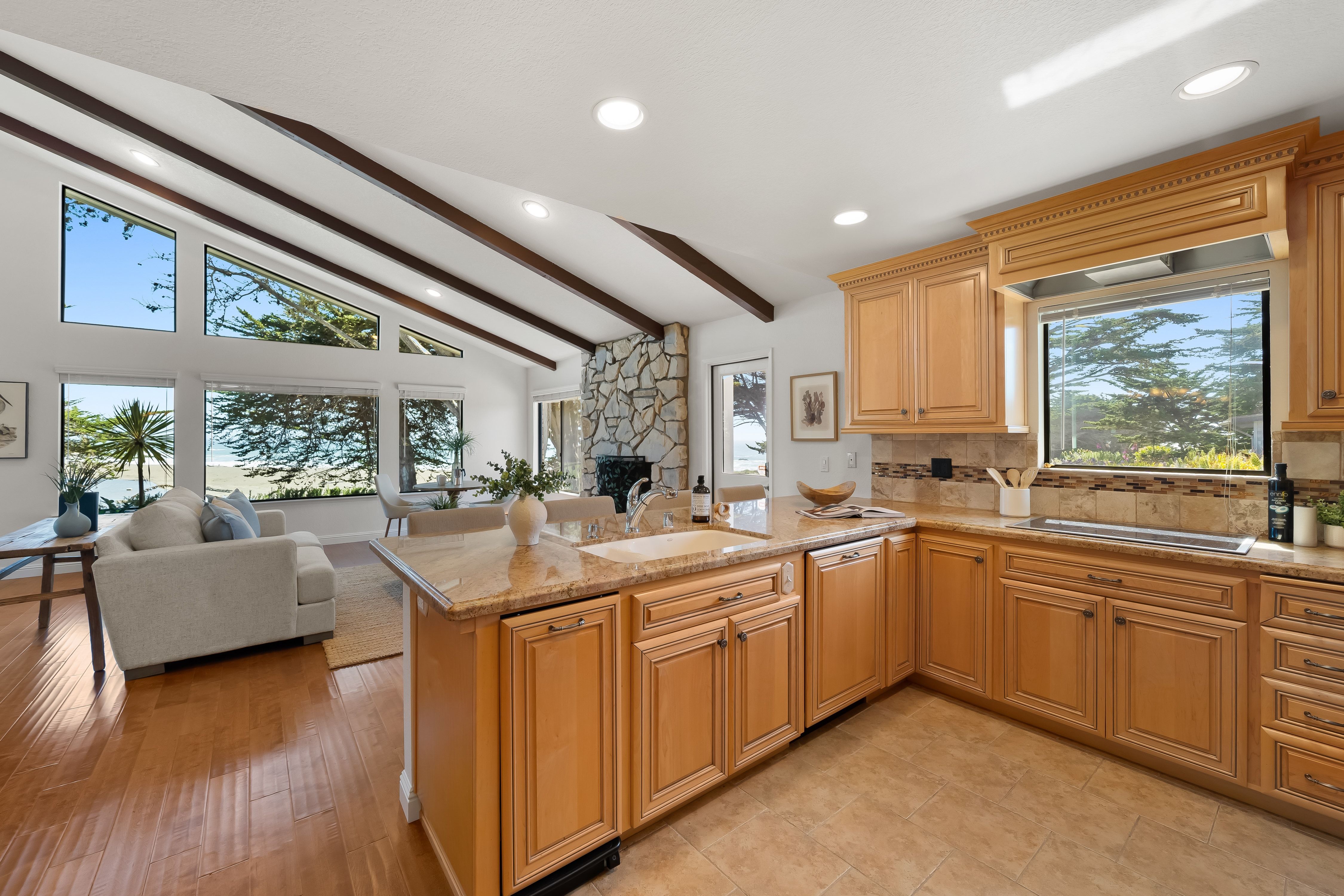  Rare Single-Level Oceanfront Retreat on World-Famous Moonstone Beach - 物件實景