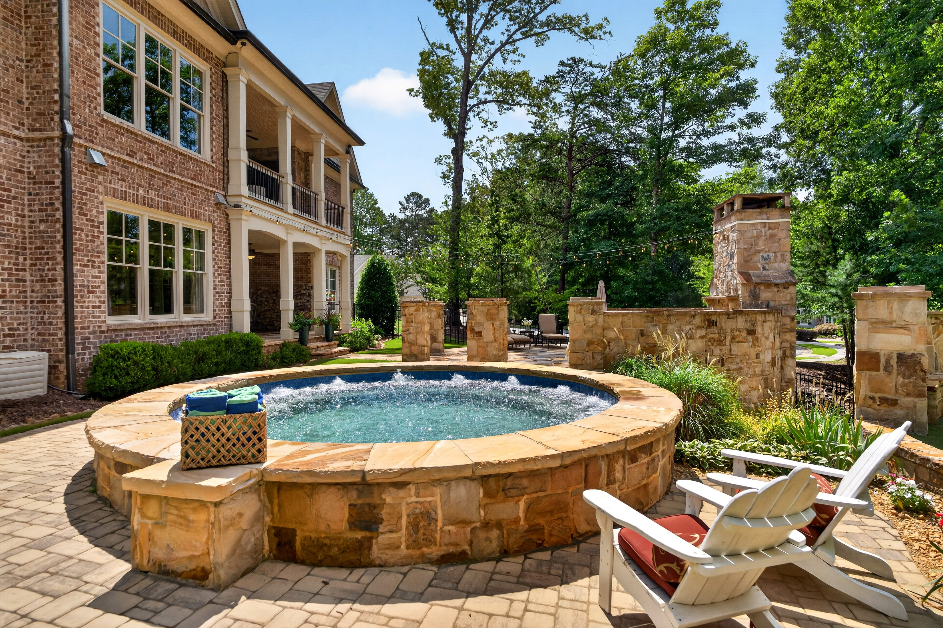 Experience Refined Estate Living in this Exceptional All-Brick and Stone Ranch - 物件實景