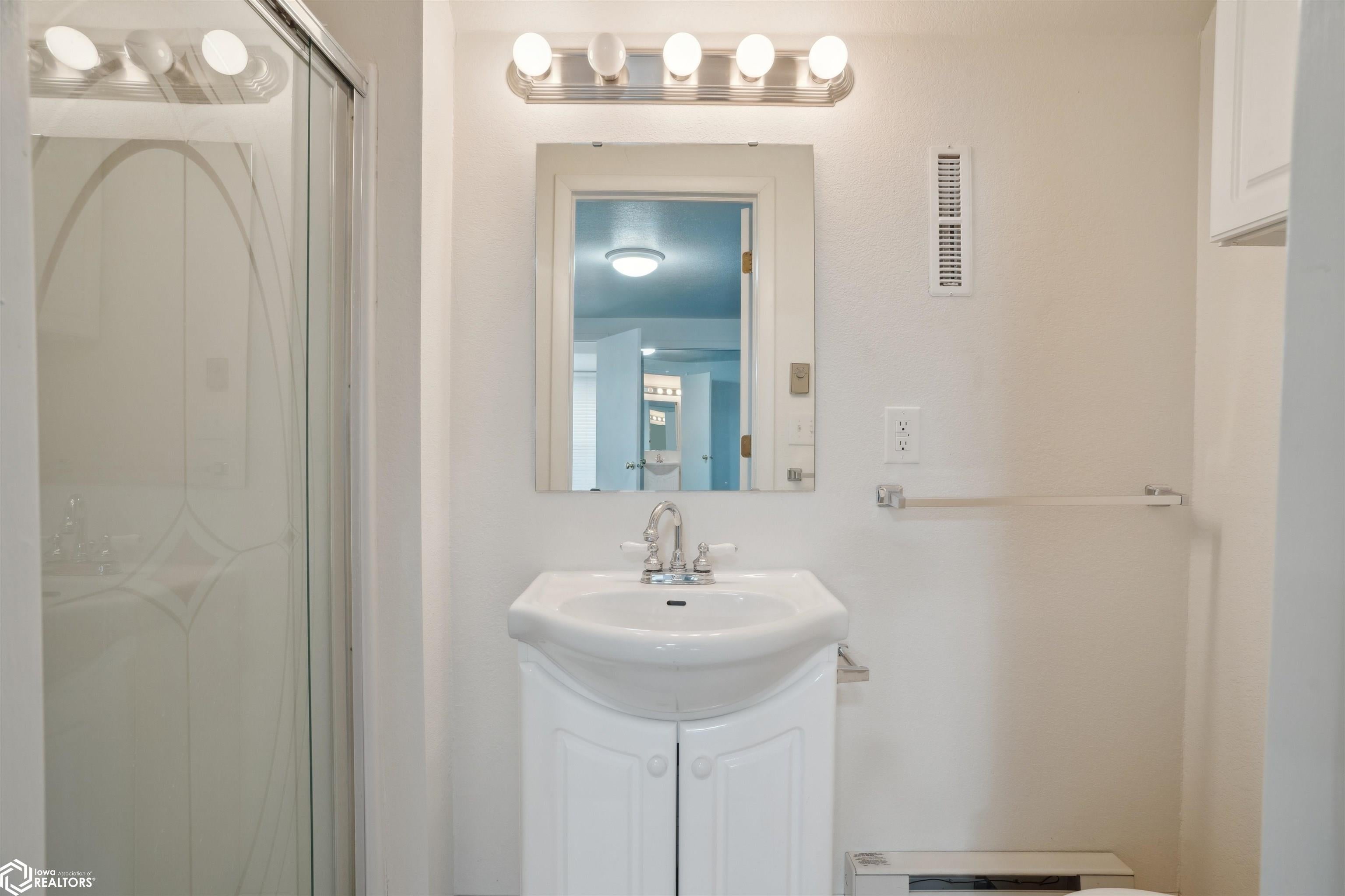 Burlington, Iowa, 52601, United States, 4 Bedrooms Bedrooms, ,3 BathroomsBathrooms,Residential,For Sale,1931272