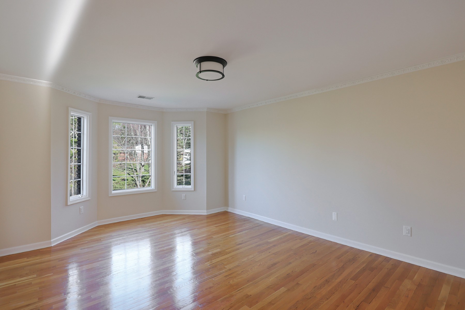  Impressive Seven Bedroom Colonial Offer Privacy and Practicality - 物件實景