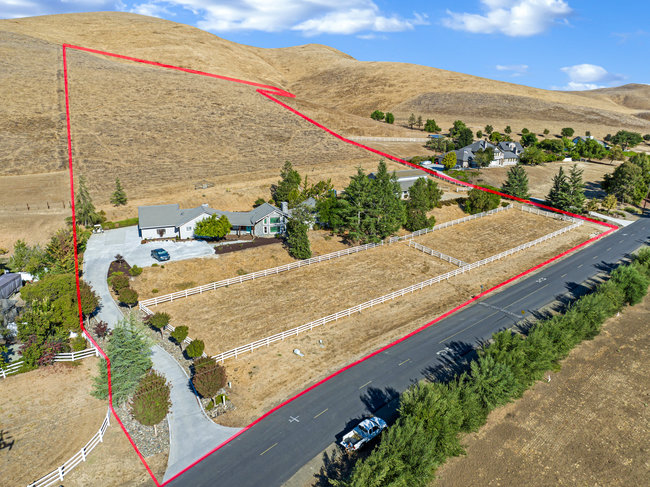 Tres Pinos, California, 95075, United States, 3 Bedrooms Bedrooms, ,3 BathroomsBathrooms,Residential,For Sale,1988626