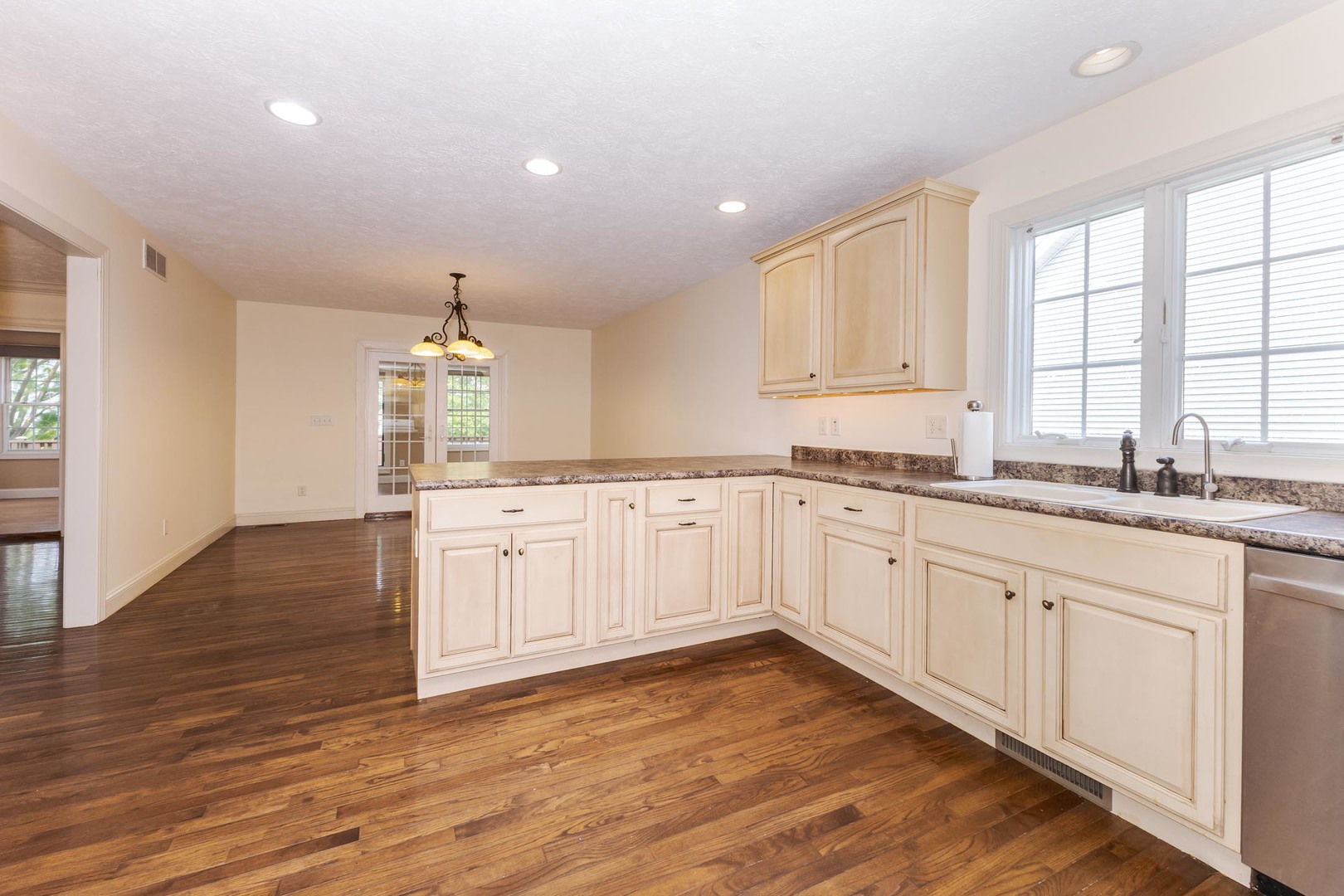 Bloomington, Illinois, 61704, United States, 4 Bedrooms Bedrooms, ,4 BathroomsBathrooms,Residential,For Sale,1957101