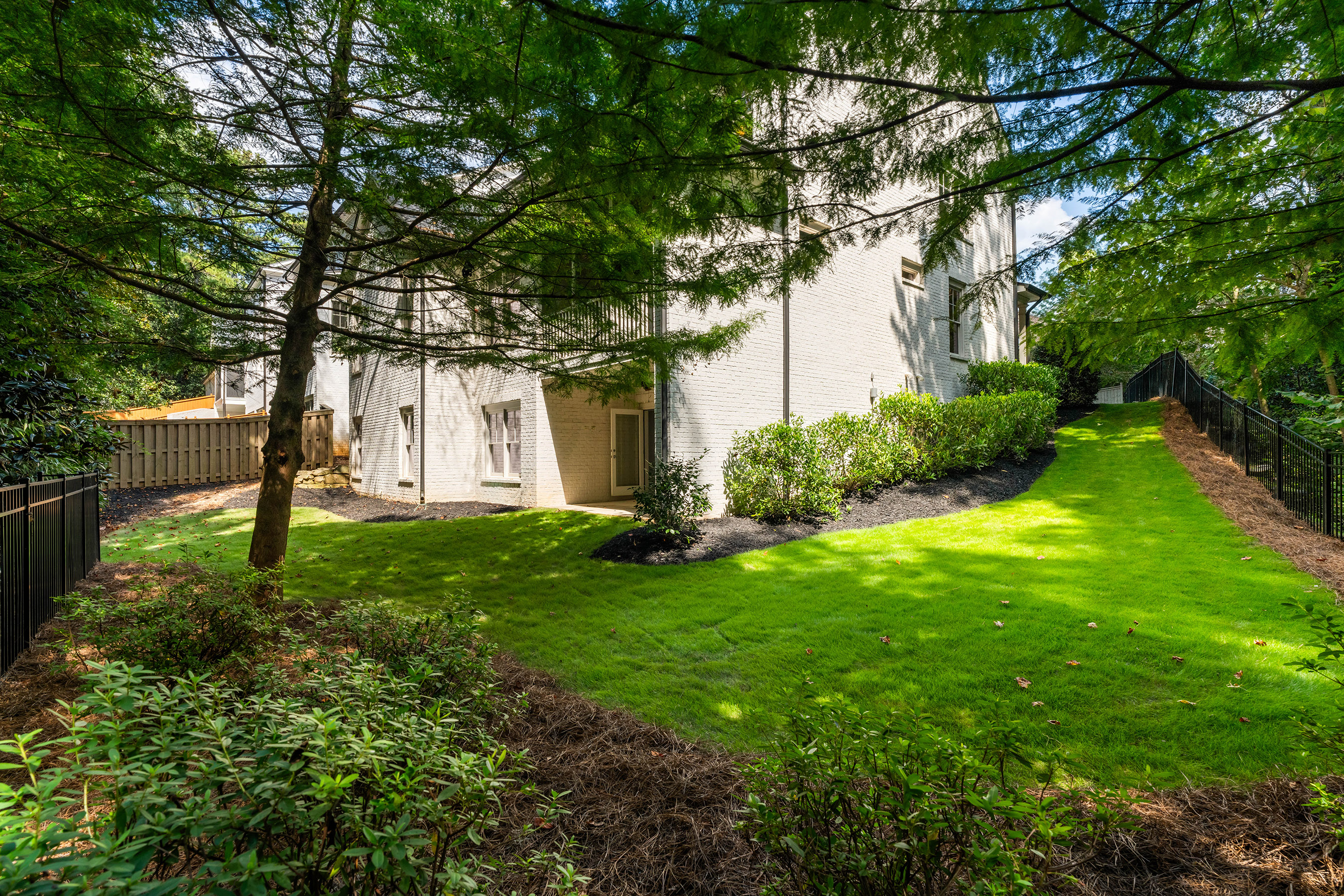  Luxury Brick Home with Dual Primary Suites and Finished Terrace Level - 物件實景