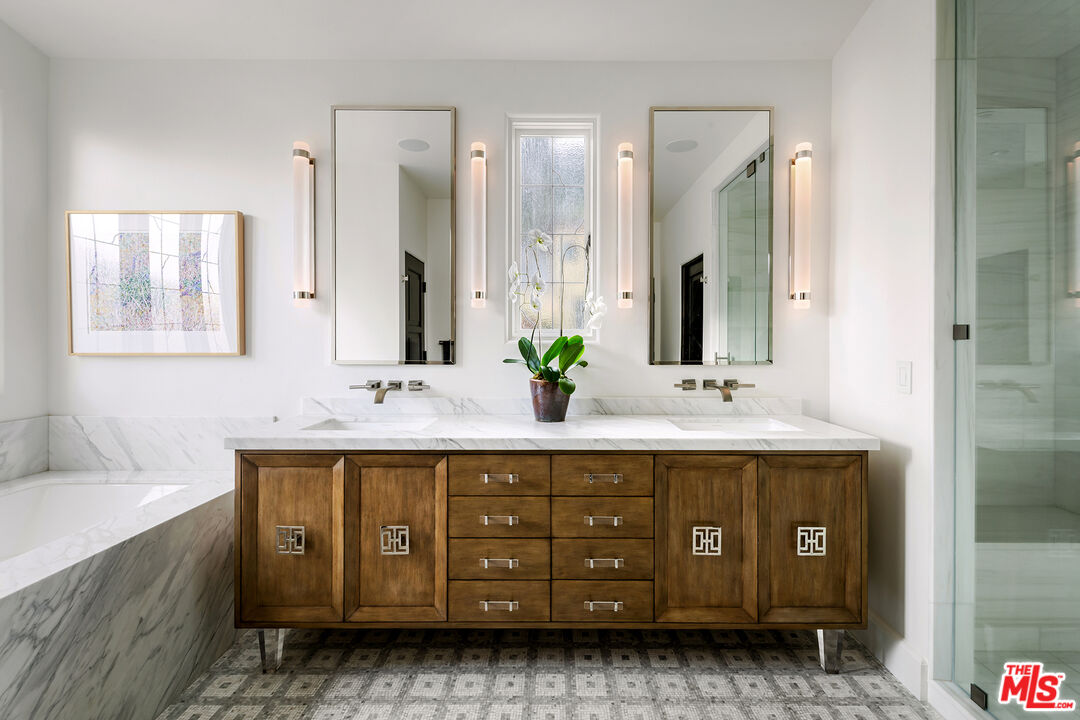 Los Angeles, California, 90068, United States, 4 Bedrooms Bedrooms, ,5 BathroomsBathrooms,Residential,For Sale,1910908