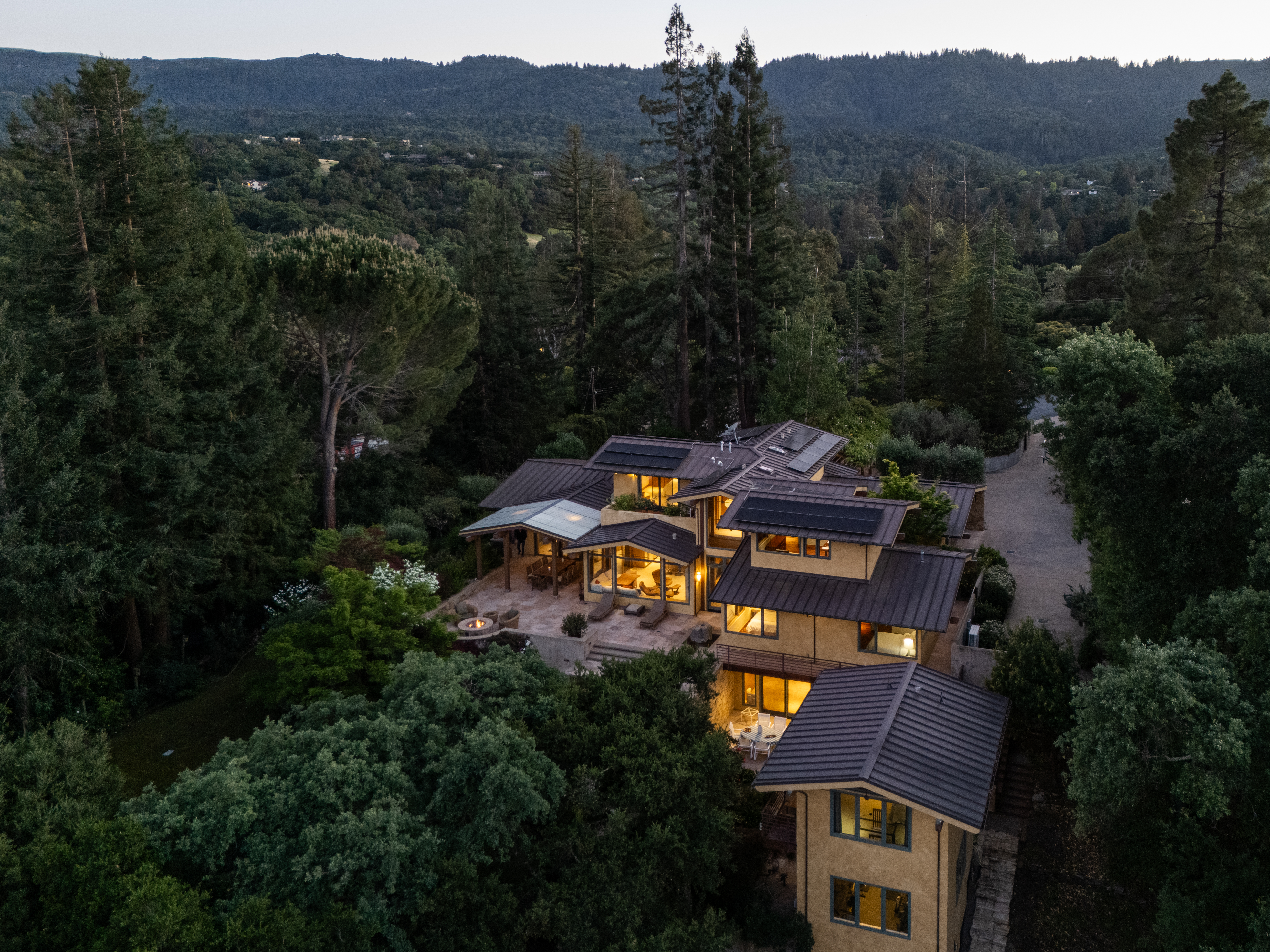  A Hilltop Home Shaped by Light, Landscape and Contemporary Architecture - 物件實景