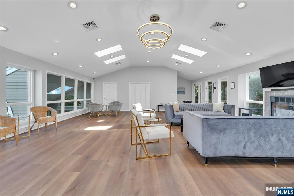 Palisades Park, New Jersey, 07650, United States, 2 Bedrooms Bedrooms, ,3 BathroomsBathrooms,Residential,For Sale,1960727