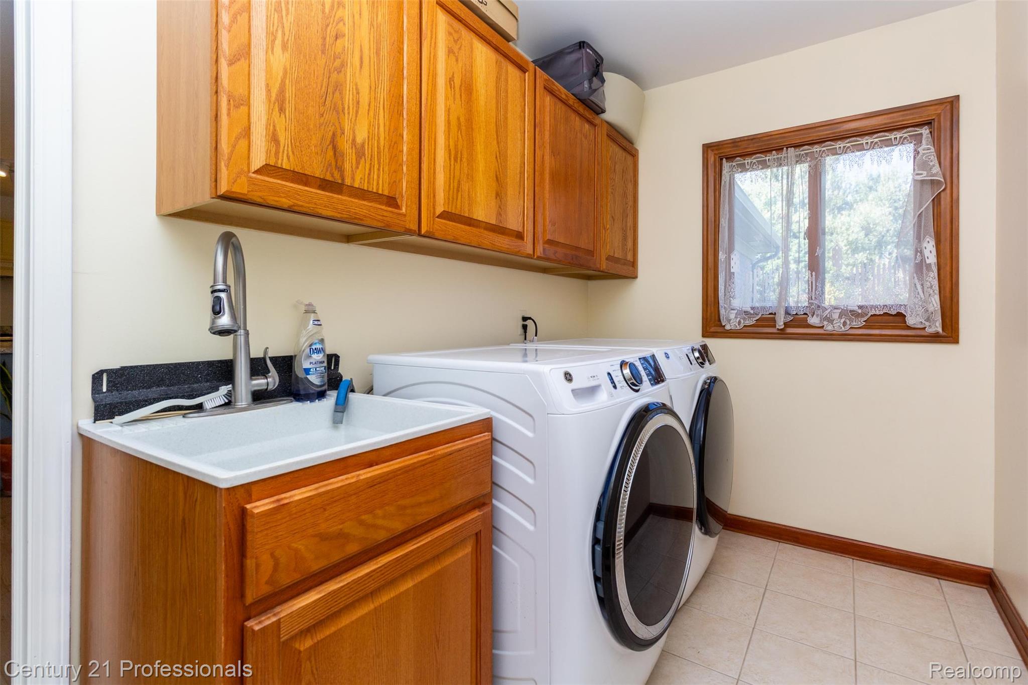 Troy, Michigan, 48084, United States, 4 Bedrooms Bedrooms, ,3 BathroomsBathrooms,Residential,For Sale,1976121