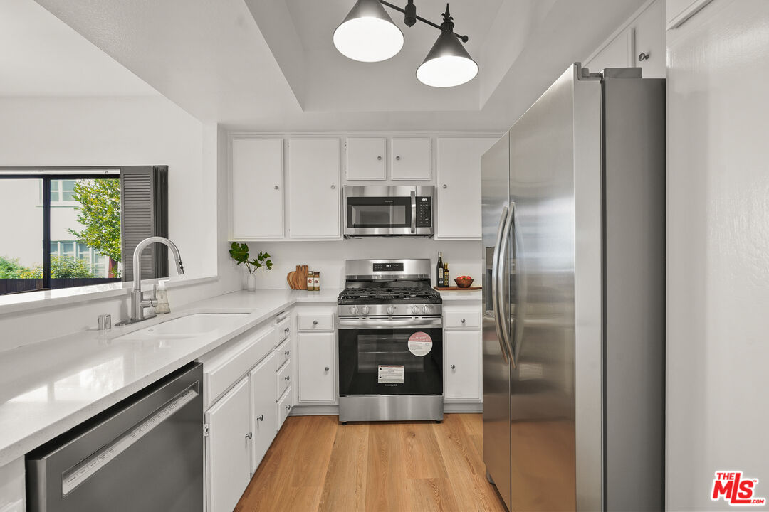 Los Angeles, California, 90025, United States, 2 Bedrooms Bedrooms, ,3 BathroomsBathrooms,Residential,For Sale,1940642