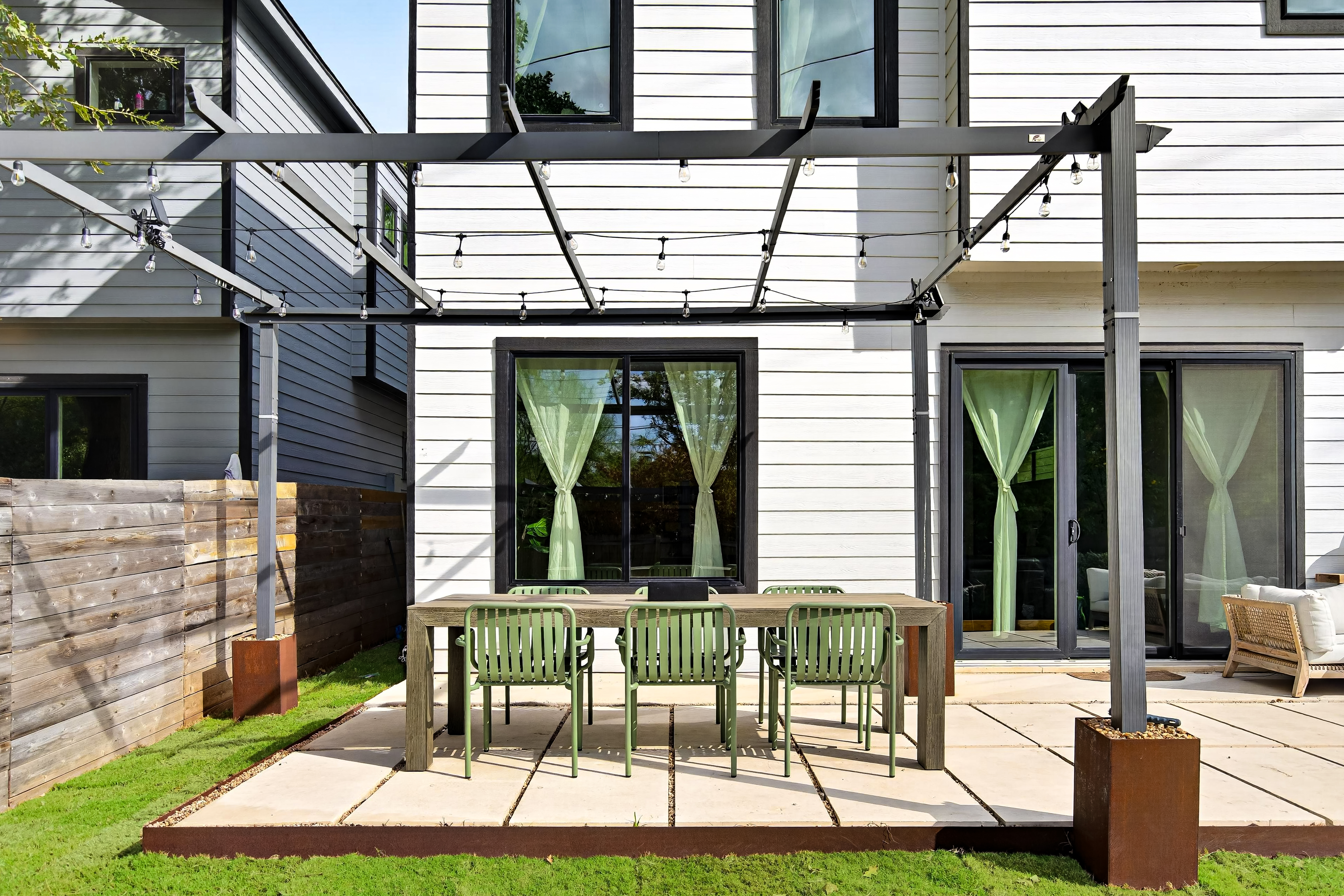  Modern Home with an Entertainer’s Backyard - 物件實景