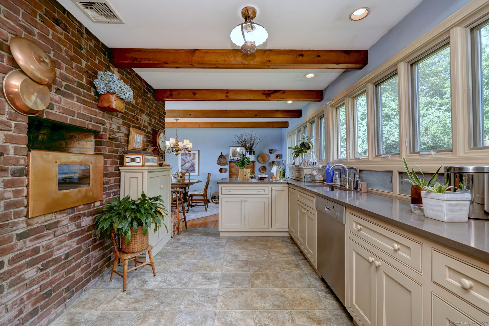 Milford, Connecticut, 06460, United States, 3 Bedrooms Bedrooms, ,2 BathroomsBathrooms,Residential,For Sale,1918107