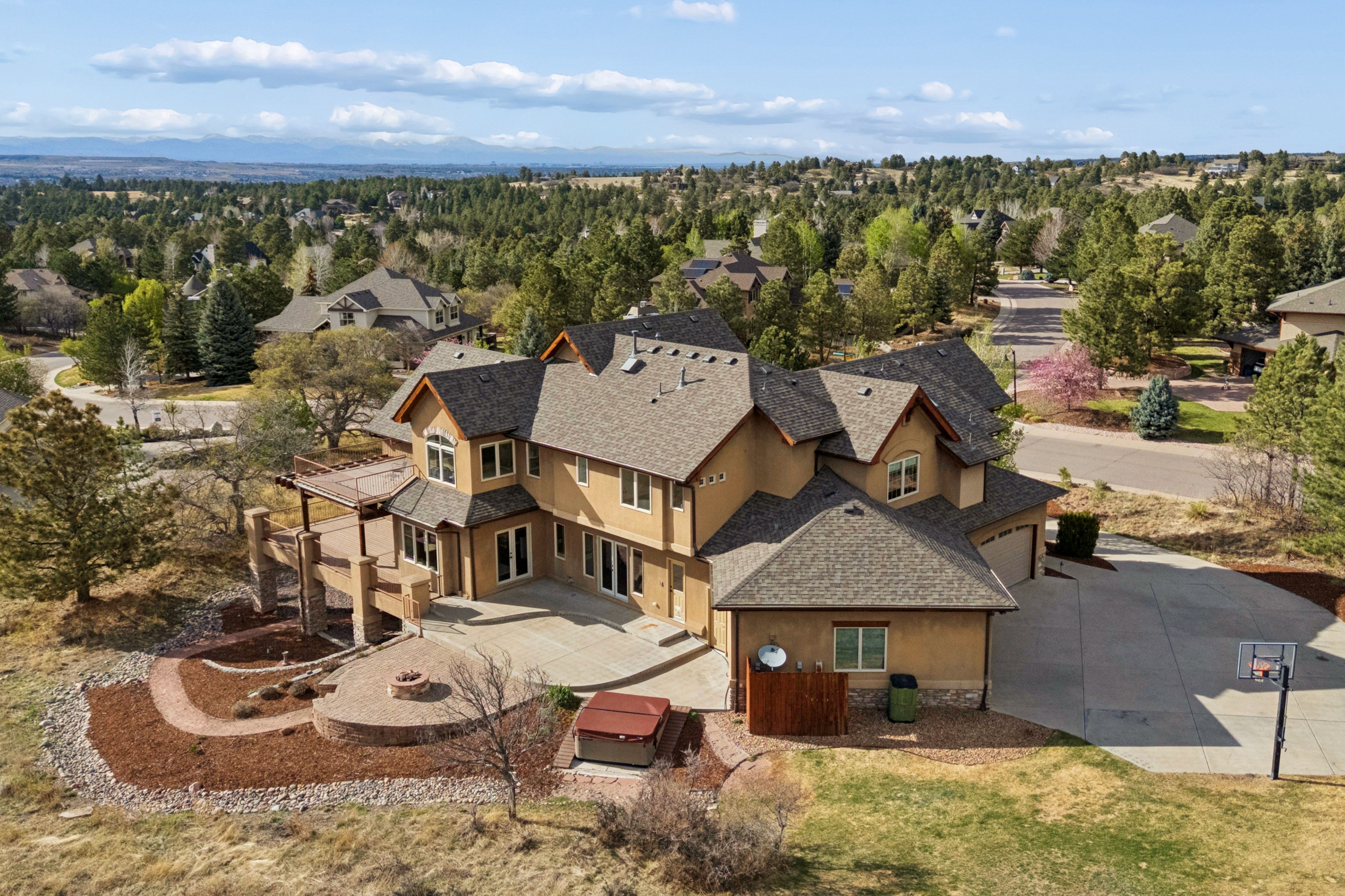  Set high on a hill in The Timbers and backing to open space - 物件實景