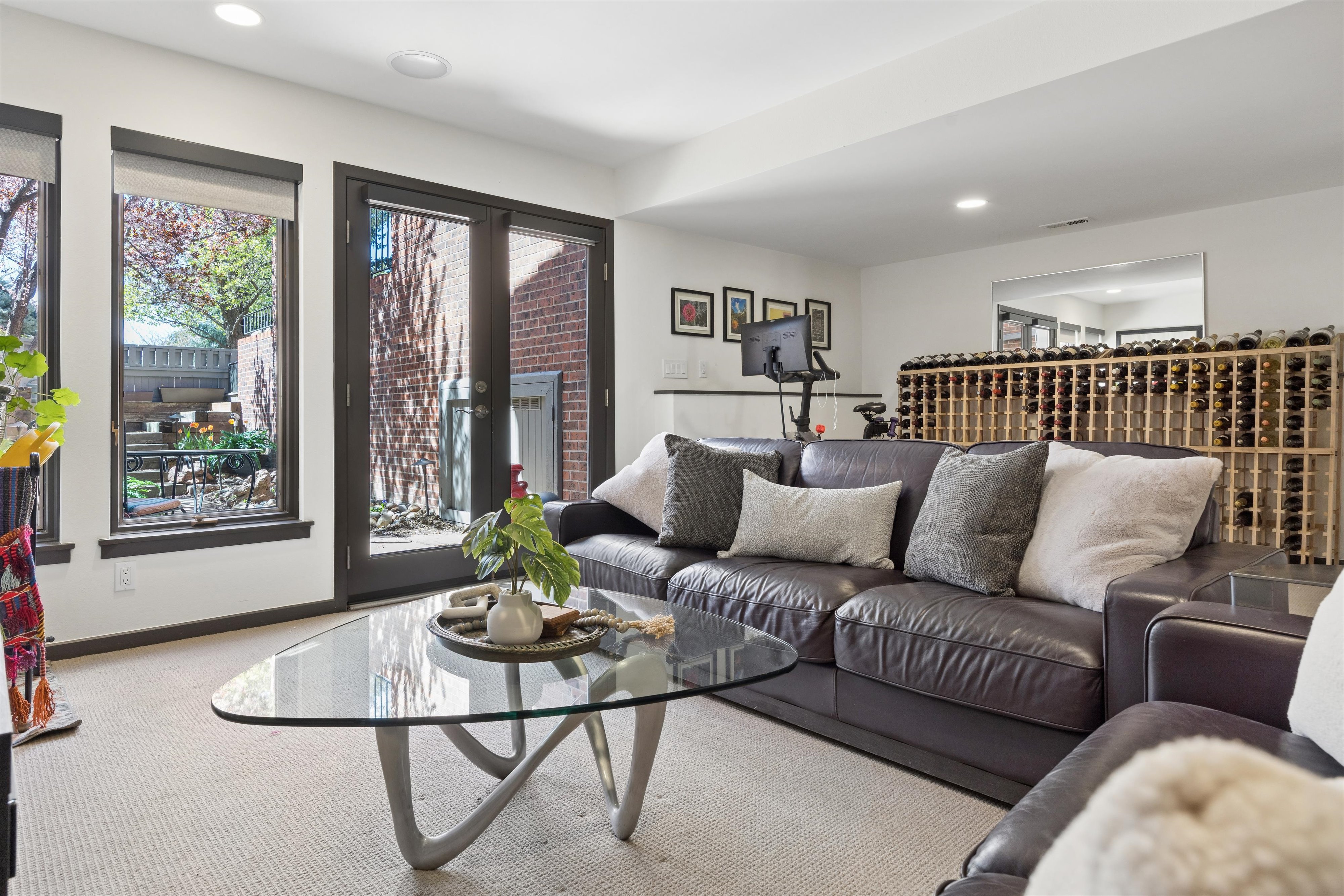  A Rare Offering: Five Bedrooms & Four Bathrooms Thoughtfully Designed Townhome - 物件實景