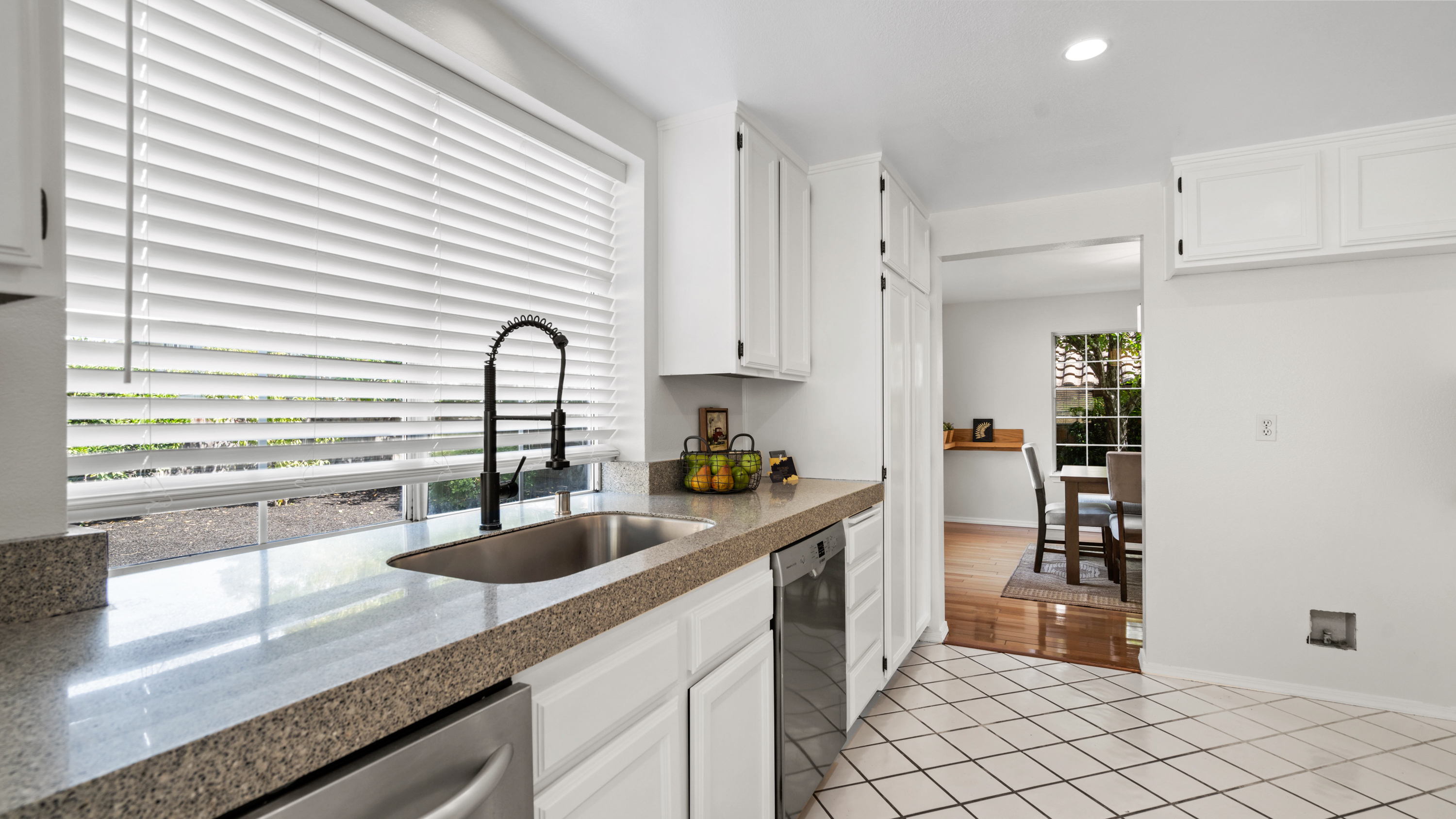  Coveted Contemporary House in Victoria Neighborhood - 物件實景