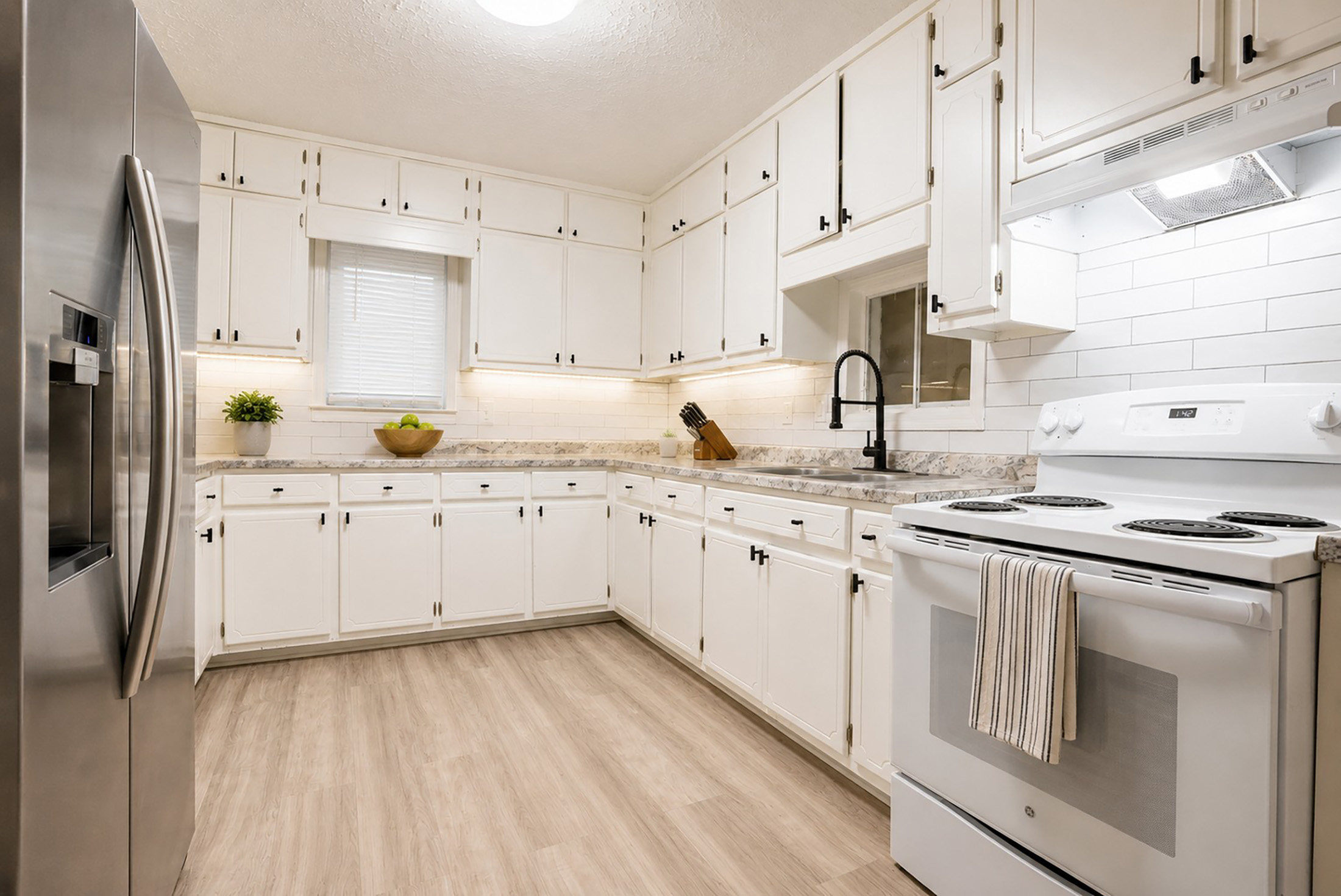  Exceptional Property Offers Two Homes, Detached Garage and Nearly Three Acres - 物件實景