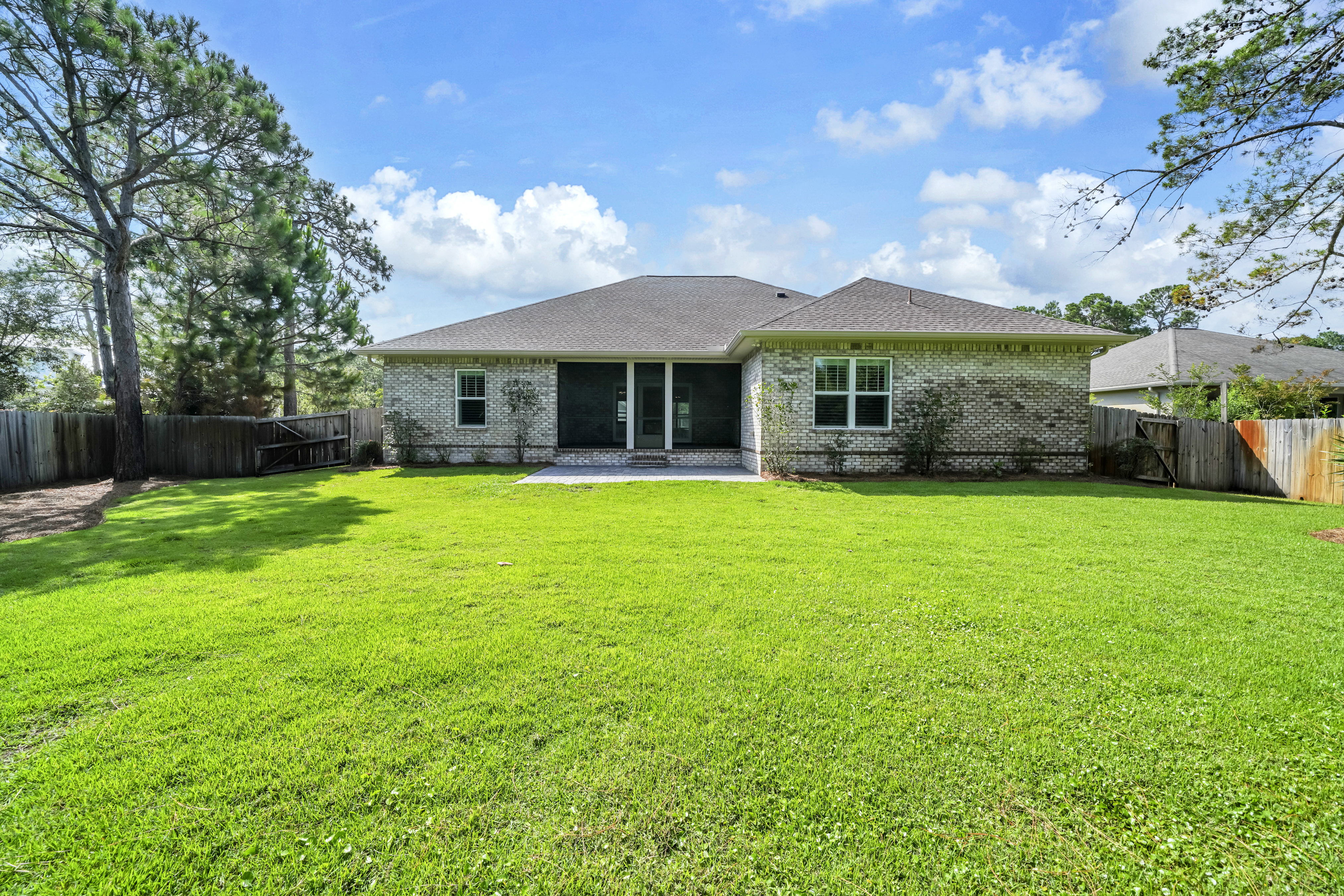  Move-In Ready Brick Home with Spacious Fenced Backyard Near the Bay - 物件實景
