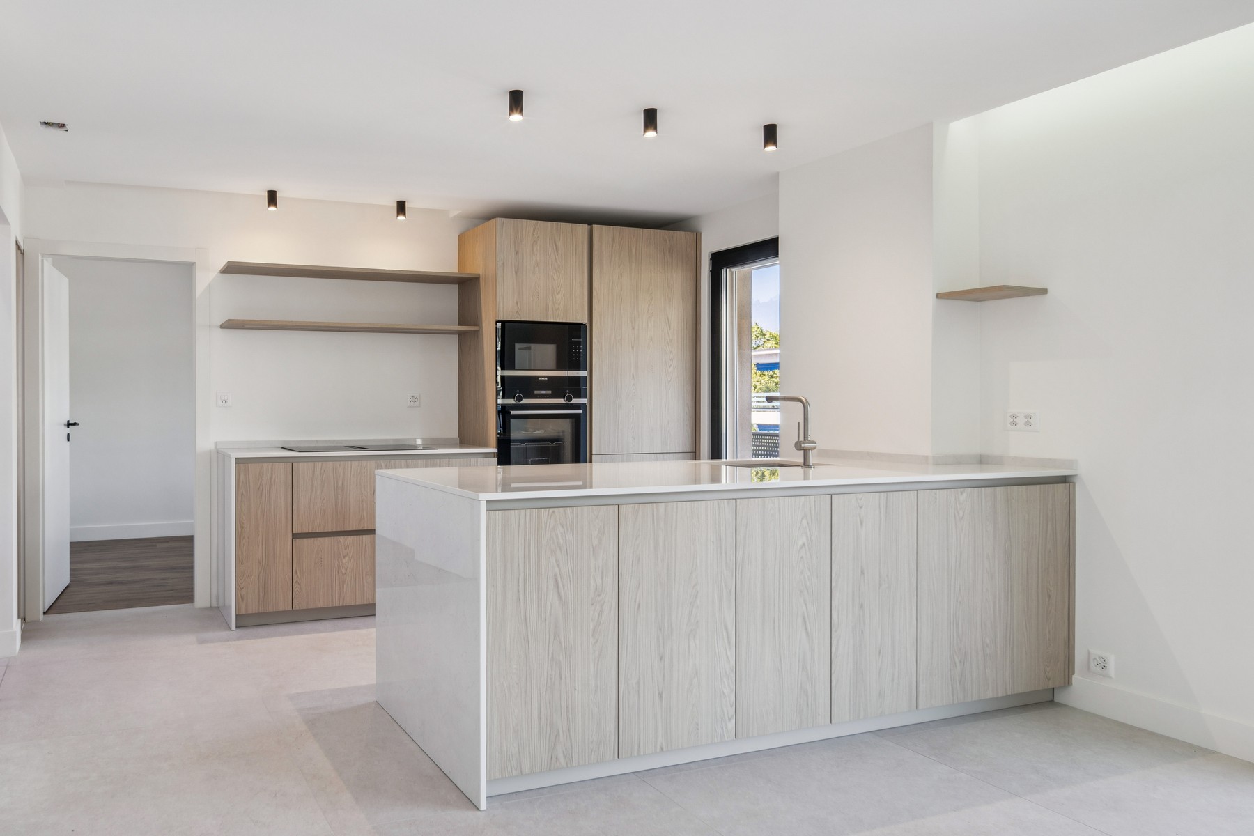  Fully Renovated 3.5-Room Apartment – A Peaceful Retreat with Views of the Lake a - 物件實景